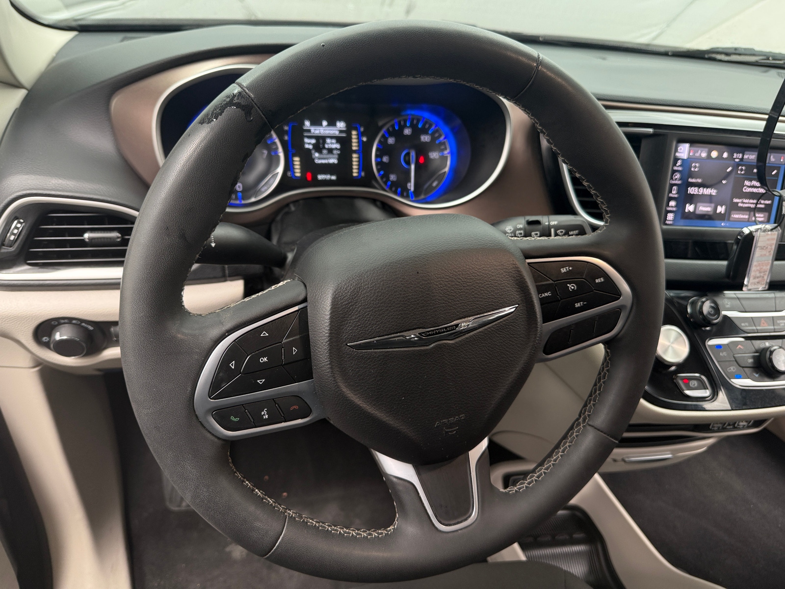 Thumbnail: 2023 Chrysler Voyager - 5