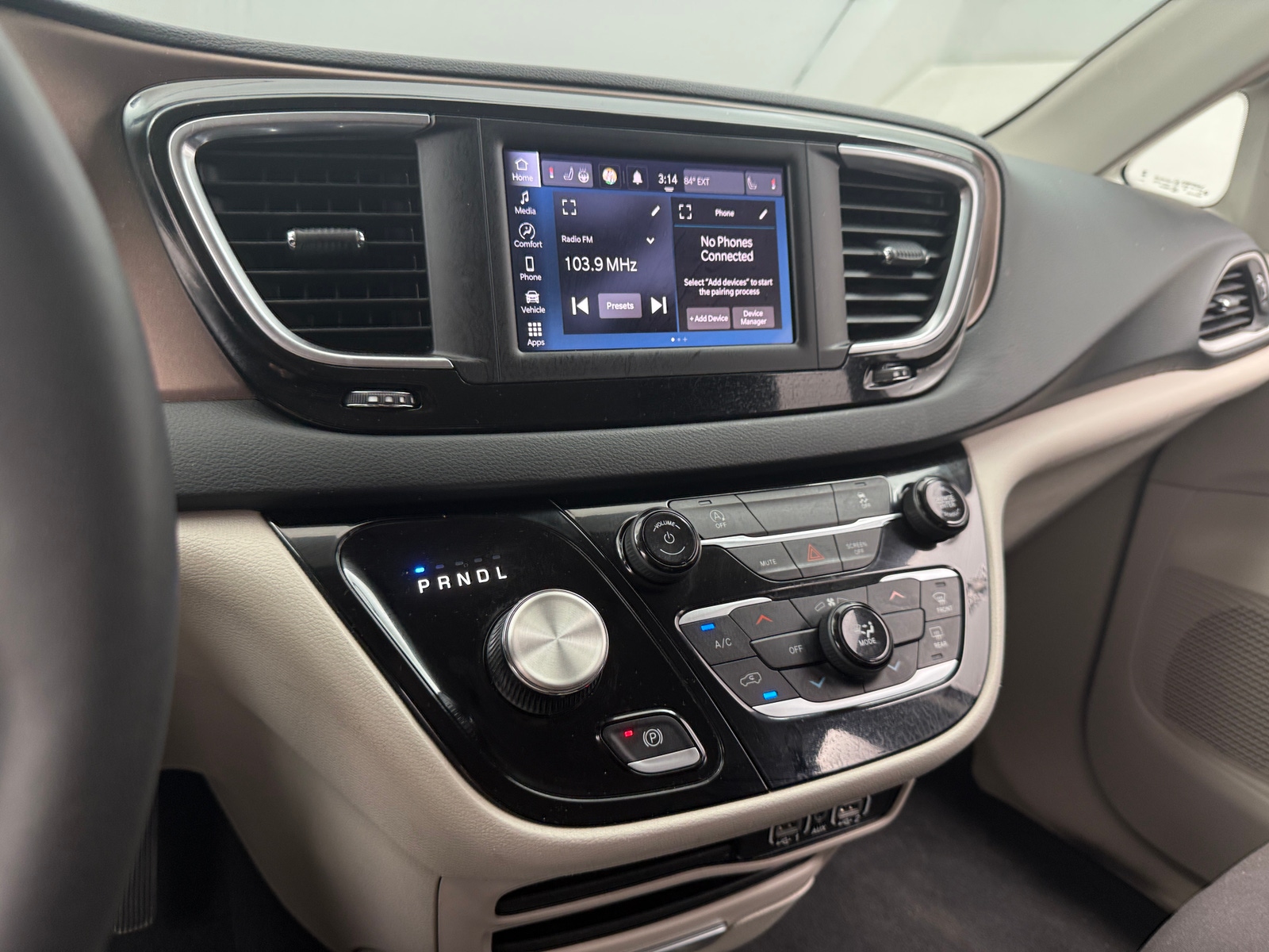Thumbnail: 2023 Chrysler Voyager - 4