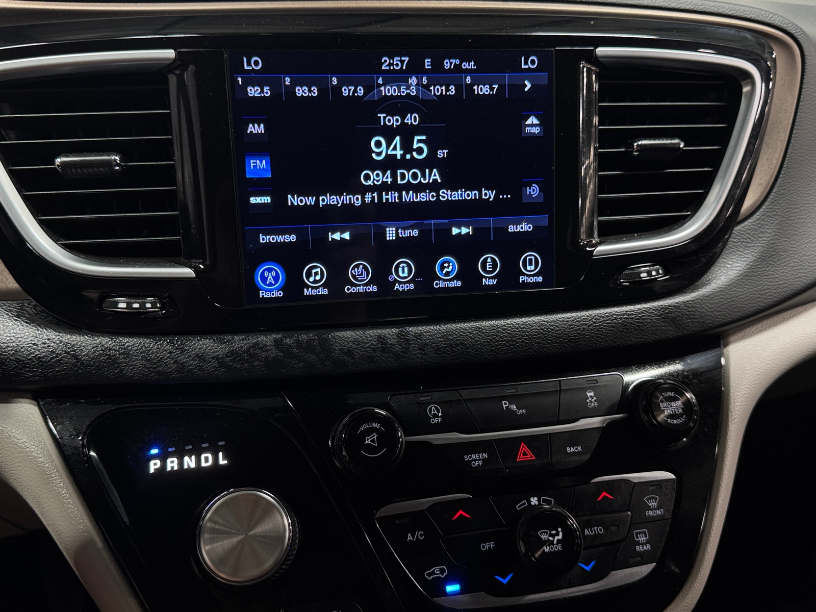 Thumbnail: 2017 Chrysler Pacifica - 3