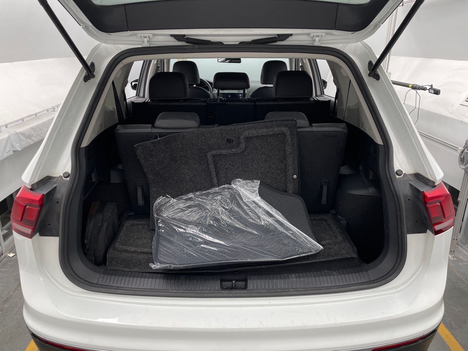Thumbnail: 2021 Volkswagen Tiguan - 6