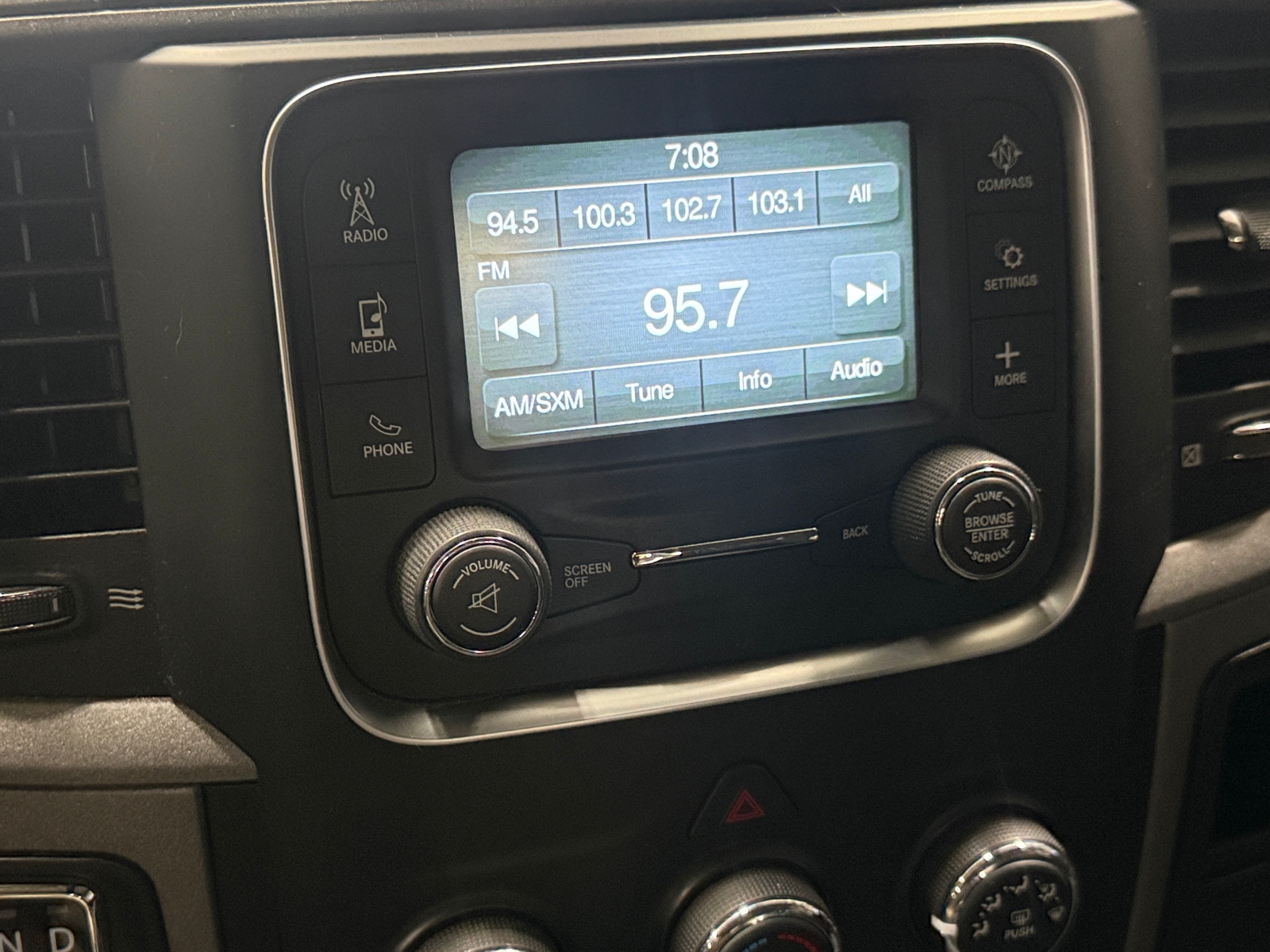Thumbnail: 2019 RAM 1500 Classic - 4