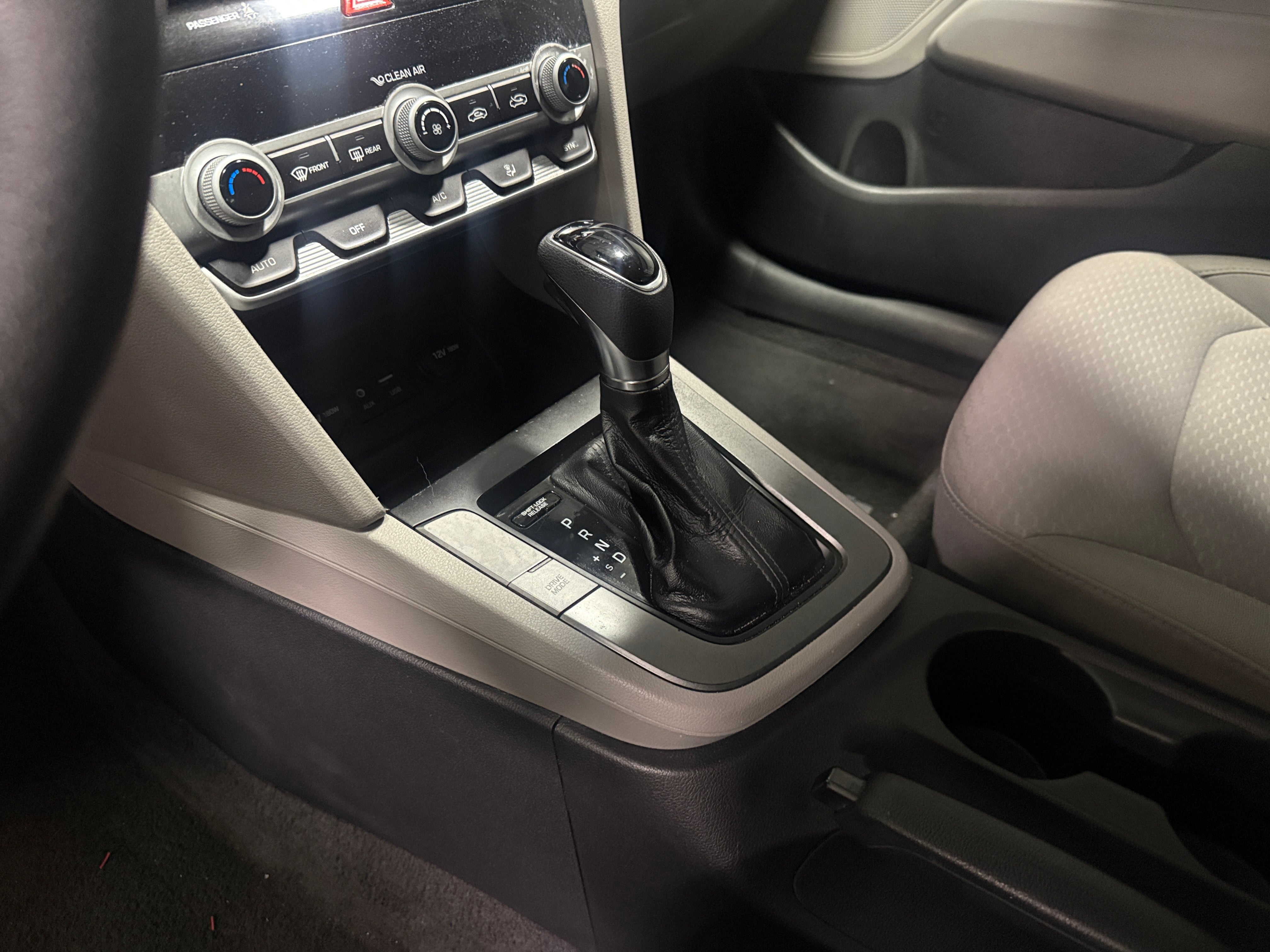 2020 Hyundai Elantra SE - Photo 2