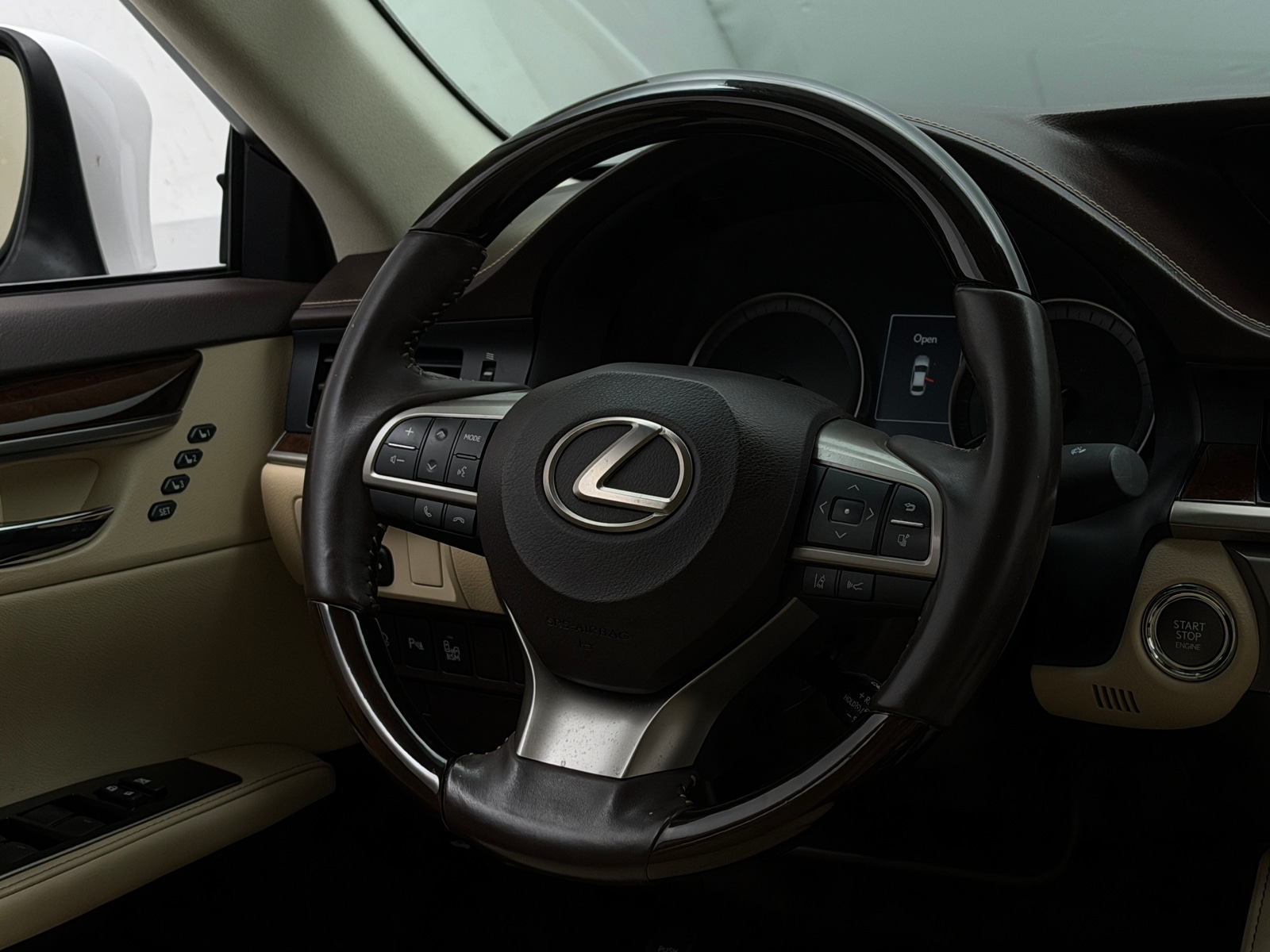 Thumbnail: 2017 Lexus ES - 4