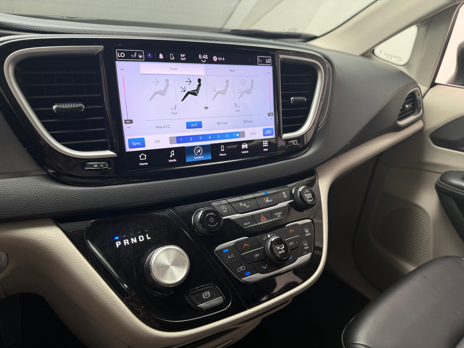 Thumbnail: 2023 Chrysler Pacifica - 3