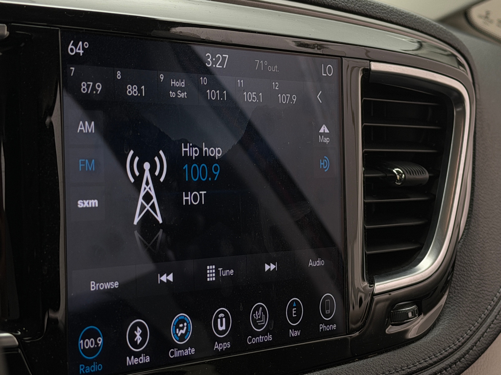Thumbnail: 2018 Chrysler Pacifica - 3