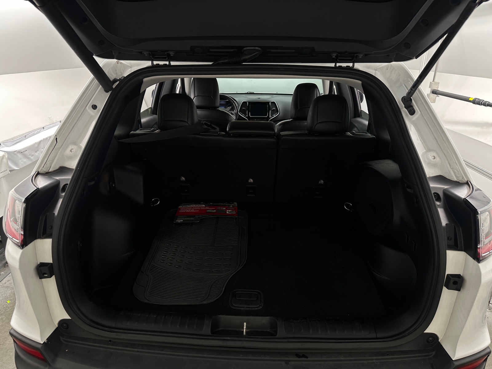 Thumbnail: 2019 Jeep Cherokee - 6