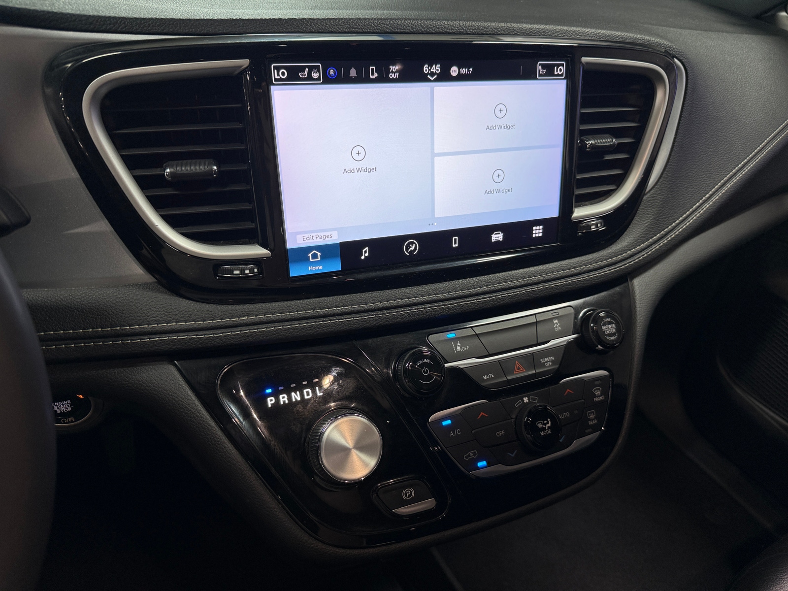 Thumbnail: 2022 Chrysler Pacifica - 3