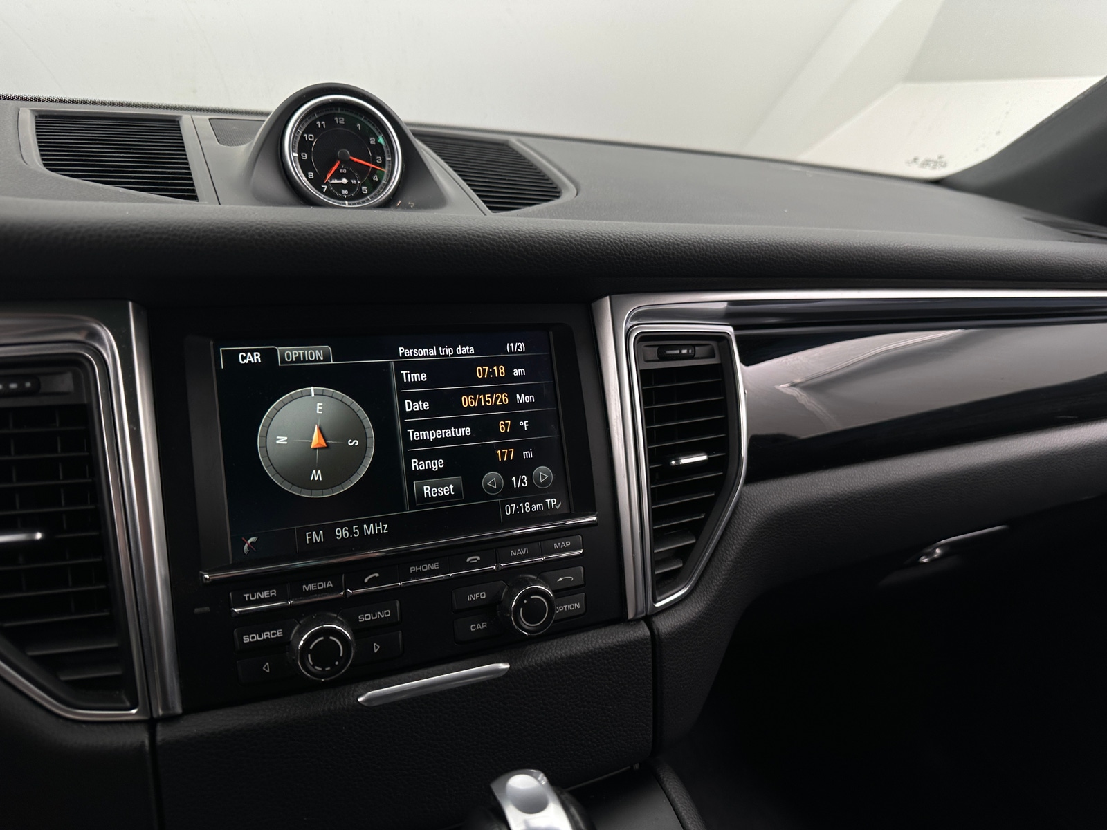 Thumbnail: 2016 Porsche Macan - 3