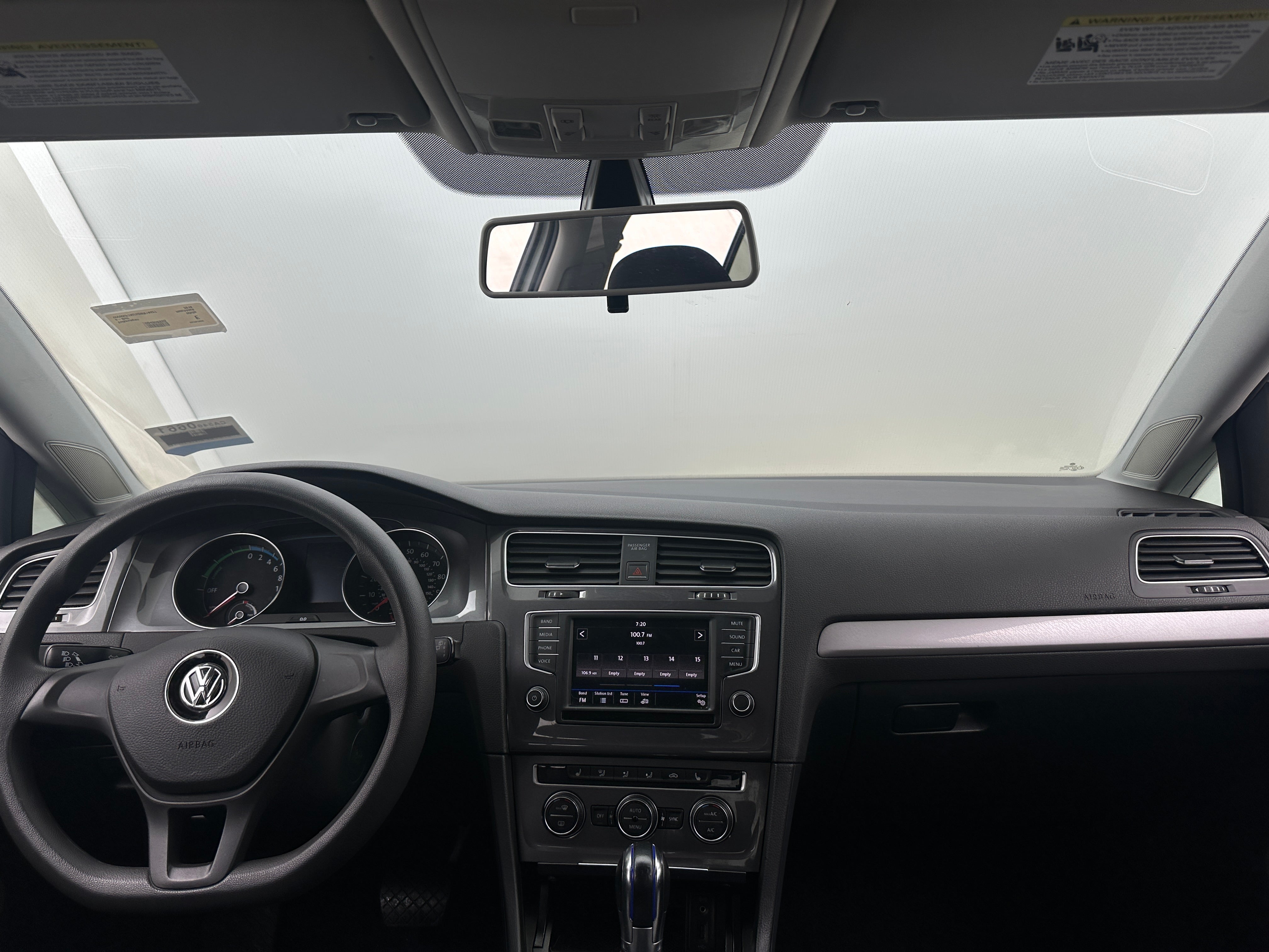 Used 2016 Volkswagen e-Golf e-Golf SE with VIN WVWKP7AU5GW914427 for sale in Oak Creek, WI