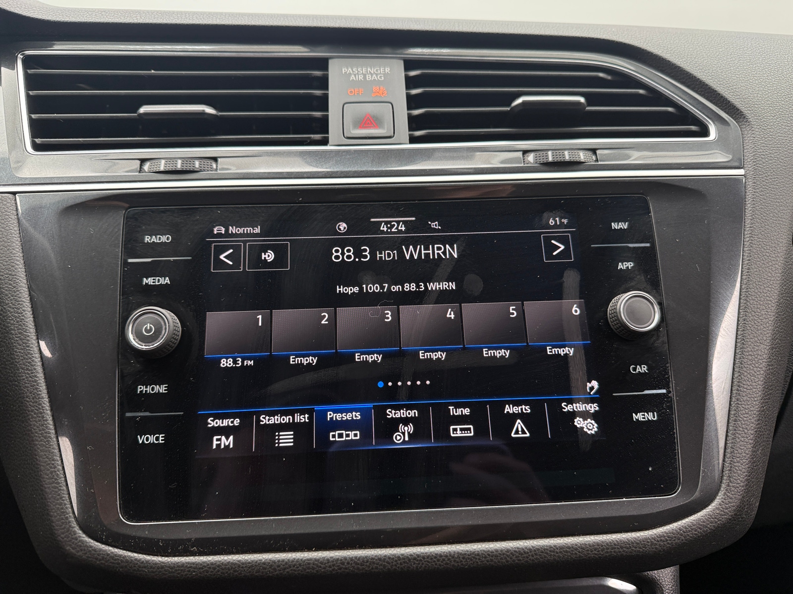 Thumbnail: 2023 Volkswagen Tiguan - 3