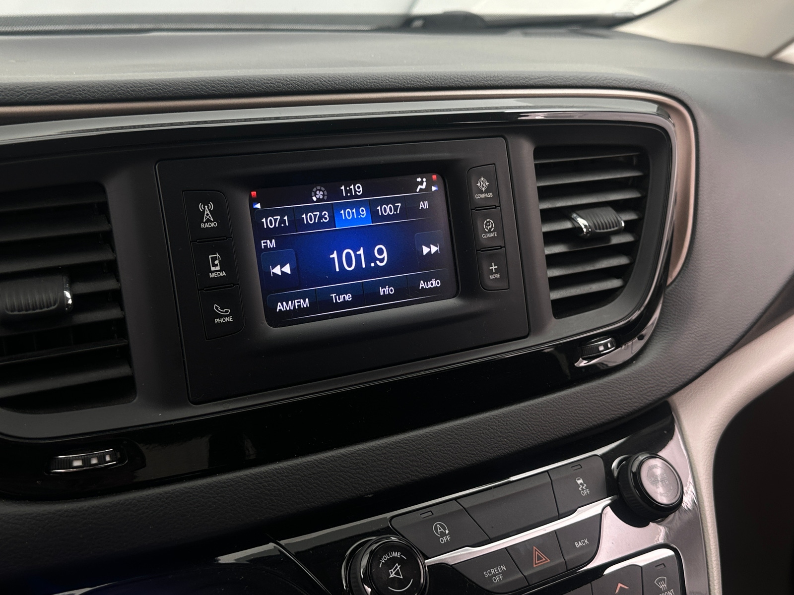 Thumbnail: 2017 Chrysler Pacifica - 4