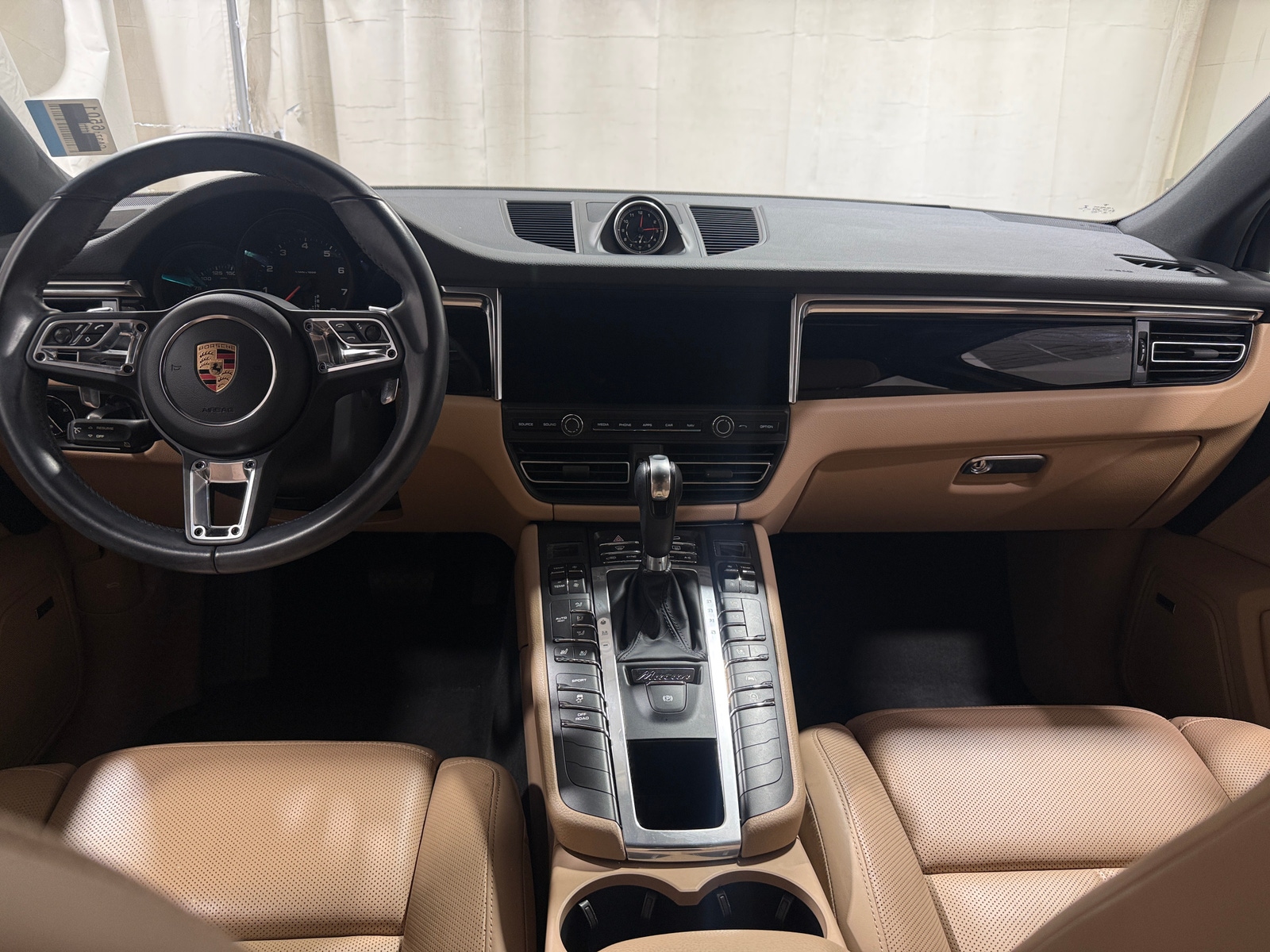 Thumbnail: 2020 Porsche Macan - 2