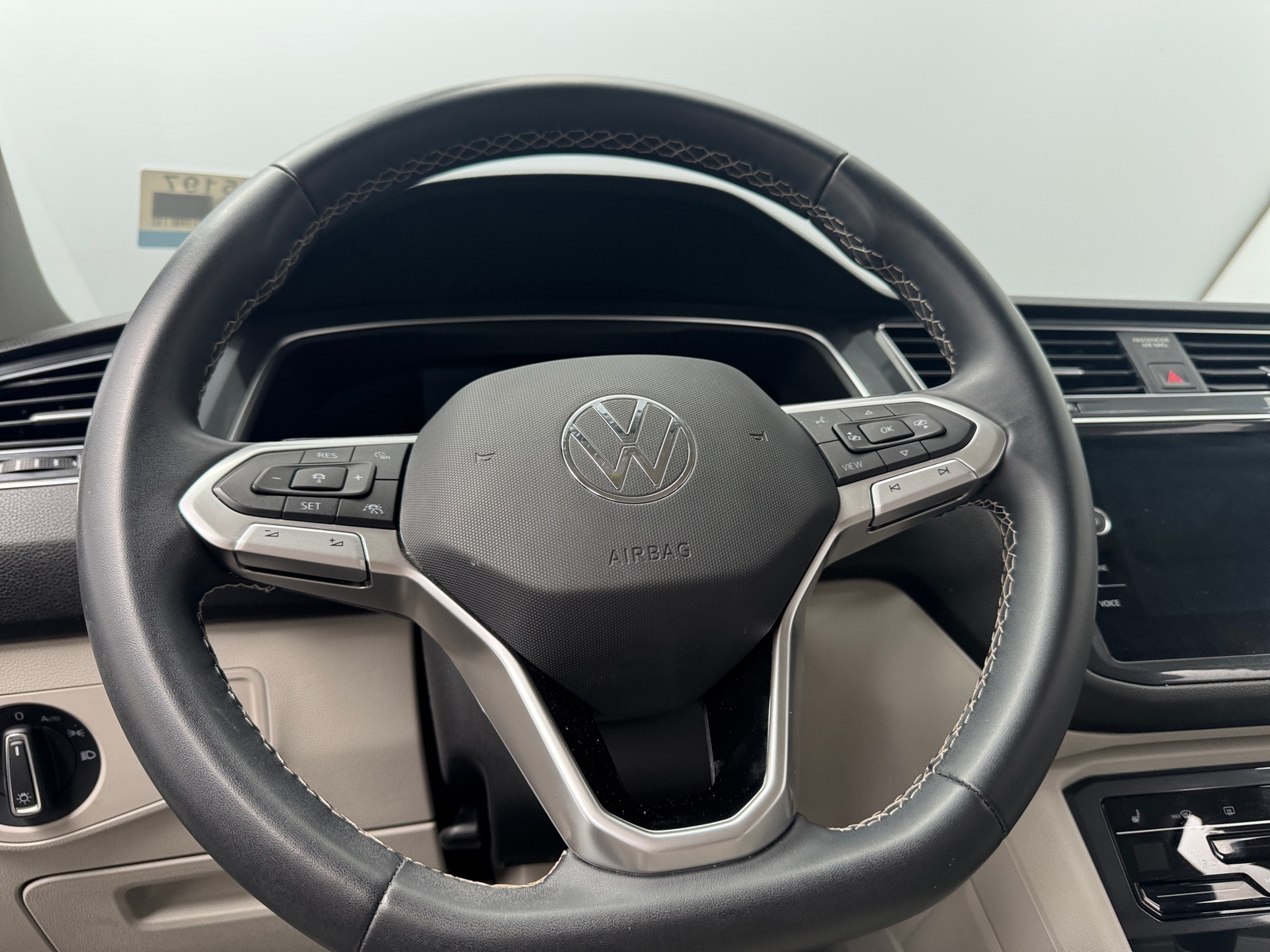 Thumbnail: 2022 Volkswagen Tiguan - 4