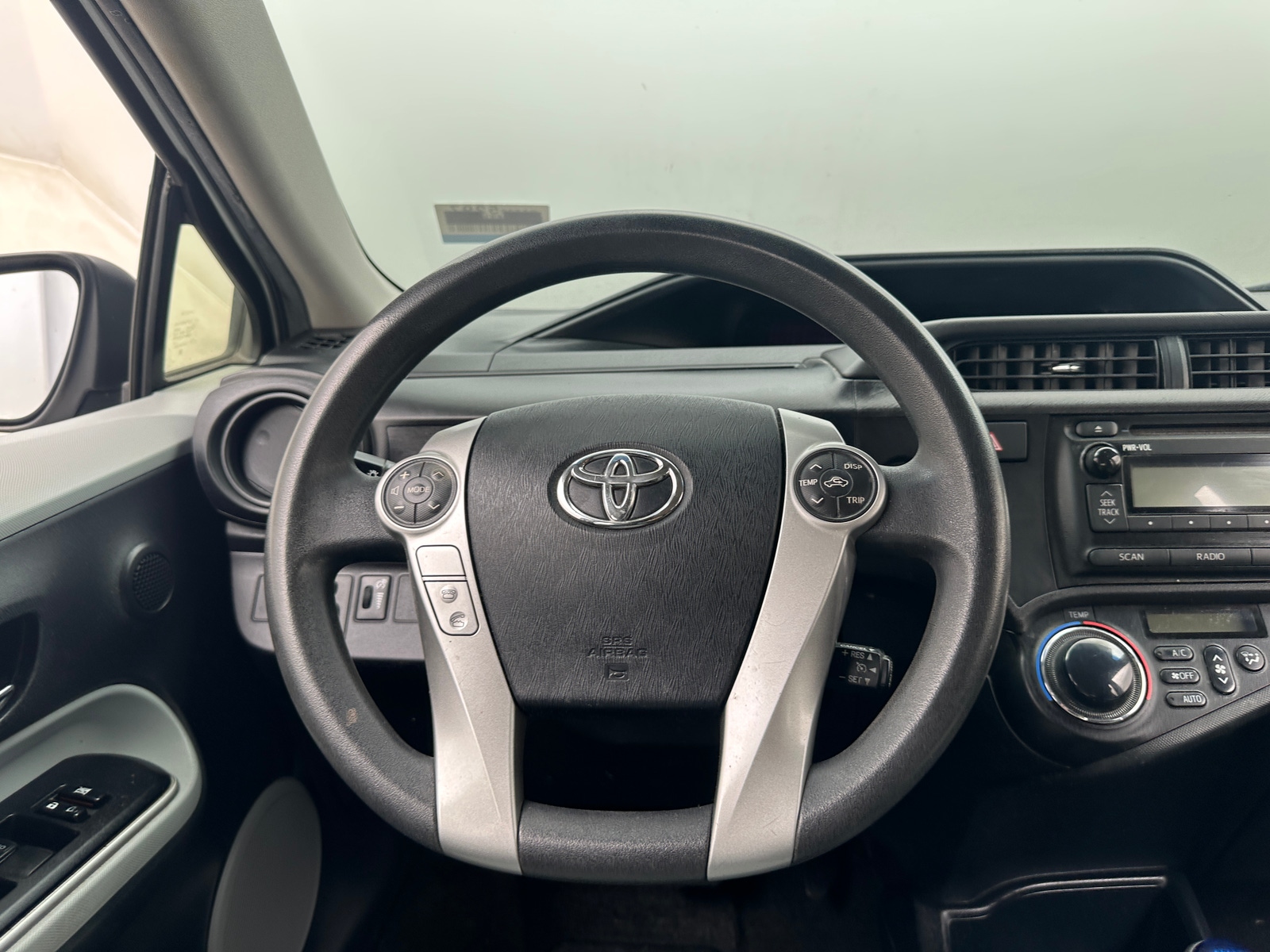 Thumbnail: 2014 Toyota Prius c - 5