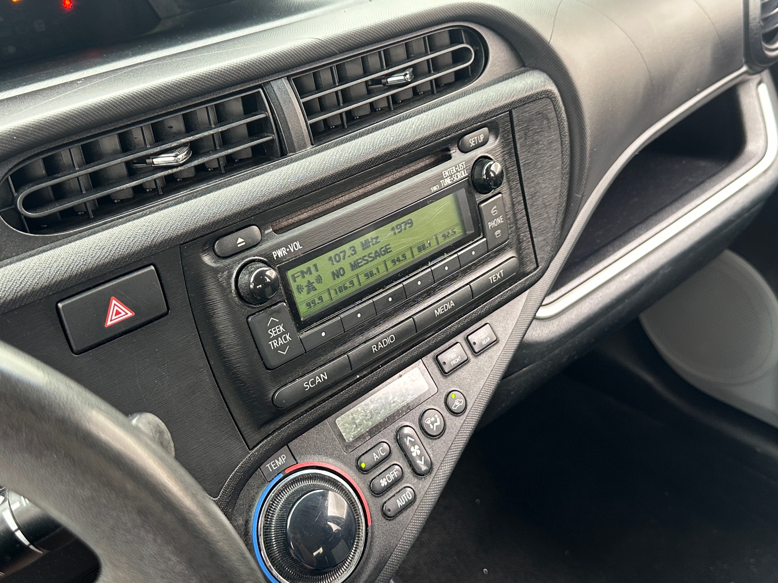 Thumbnail: 2014 Toyota Prius c - 4