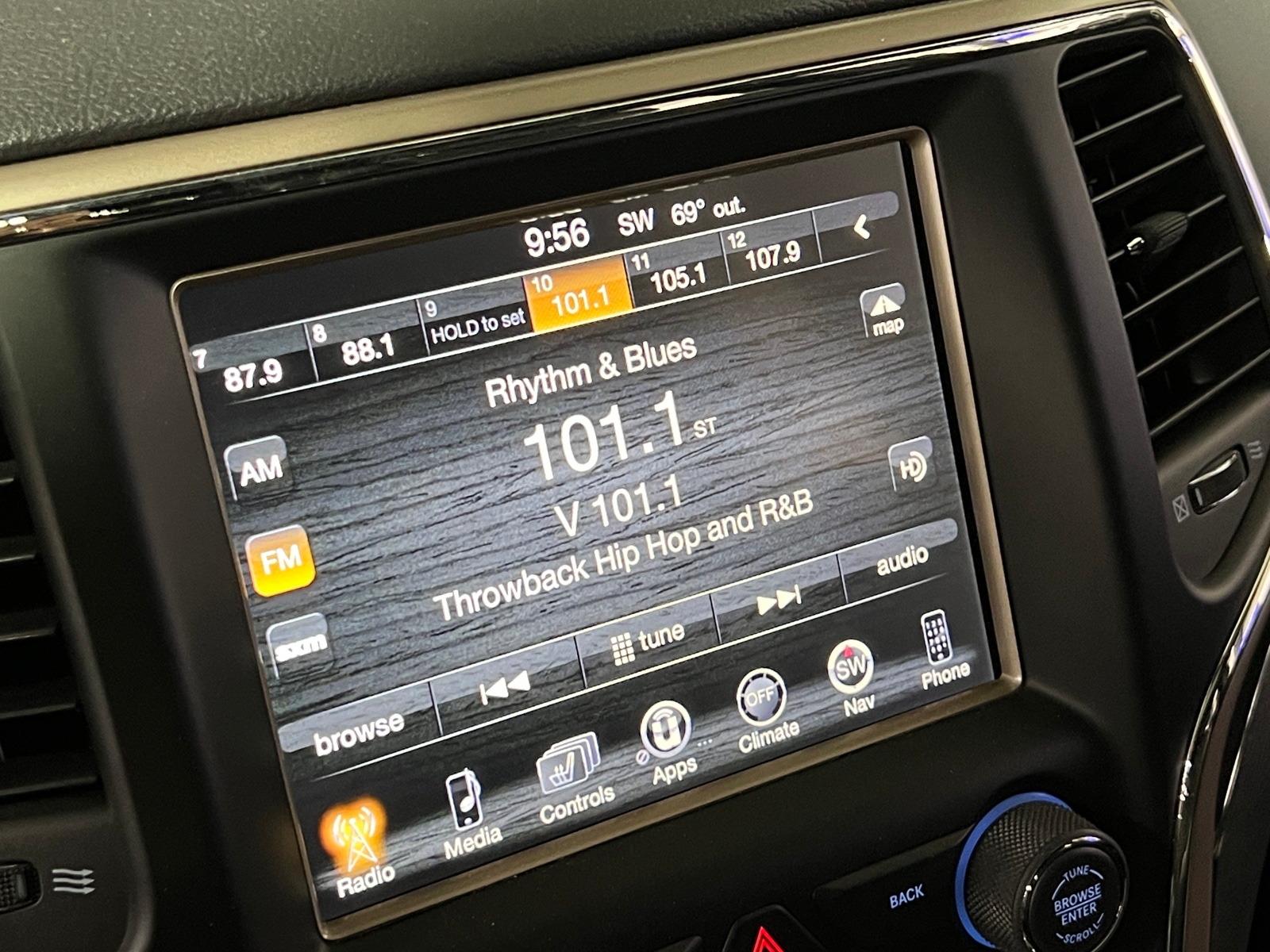 Thumbnail: 2017 Jeep Grand Cherokee - 3