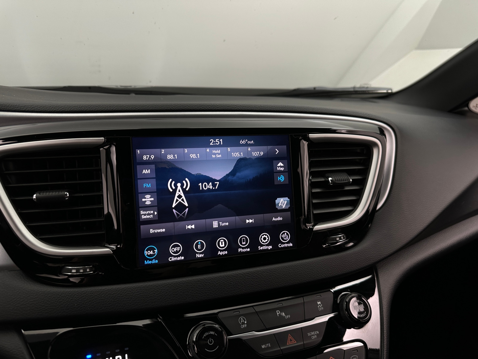 Thumbnail: 2020 Chrysler Pacifica - 3