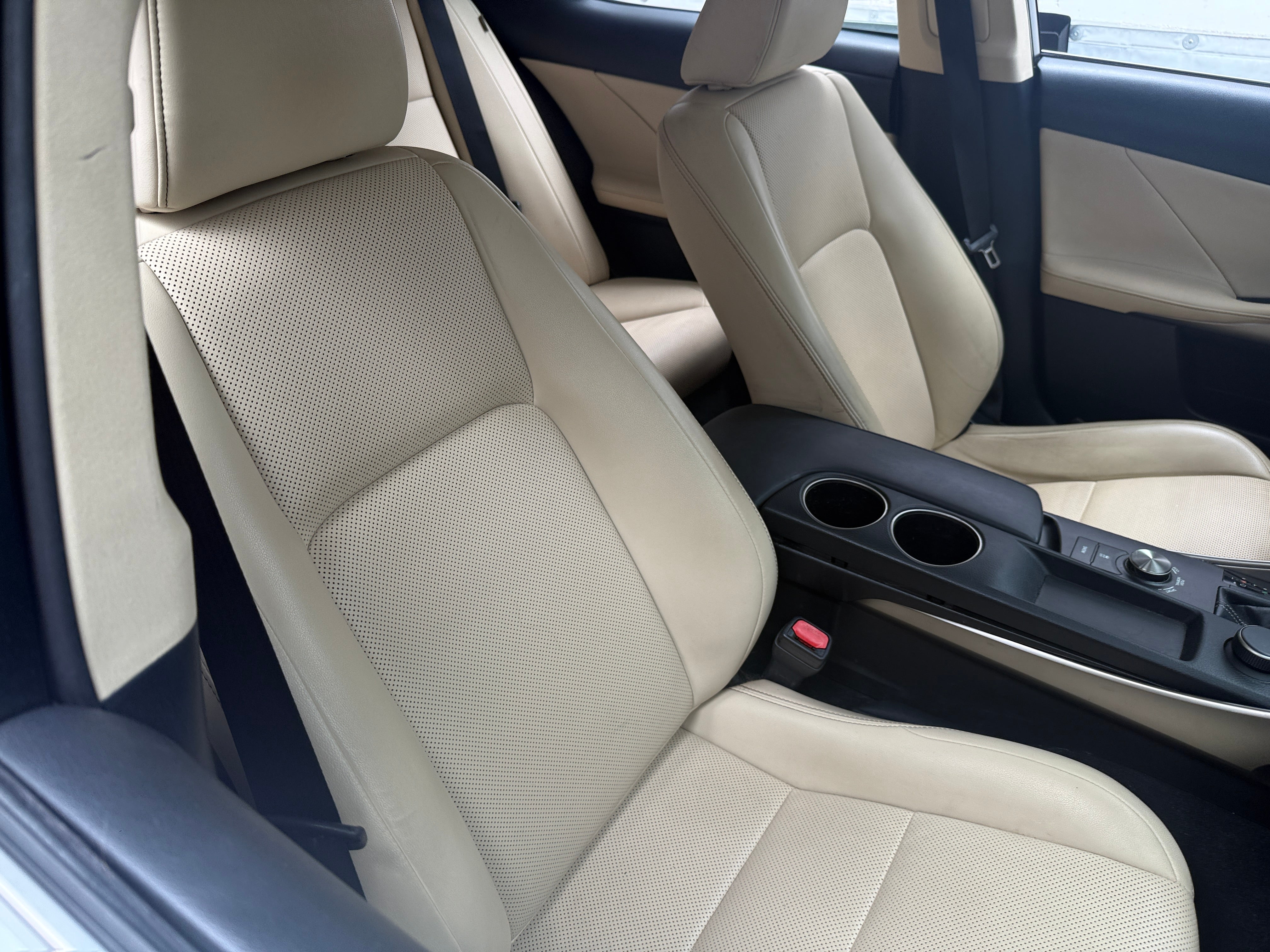 2016 Lexus IS 200t - Photo 7