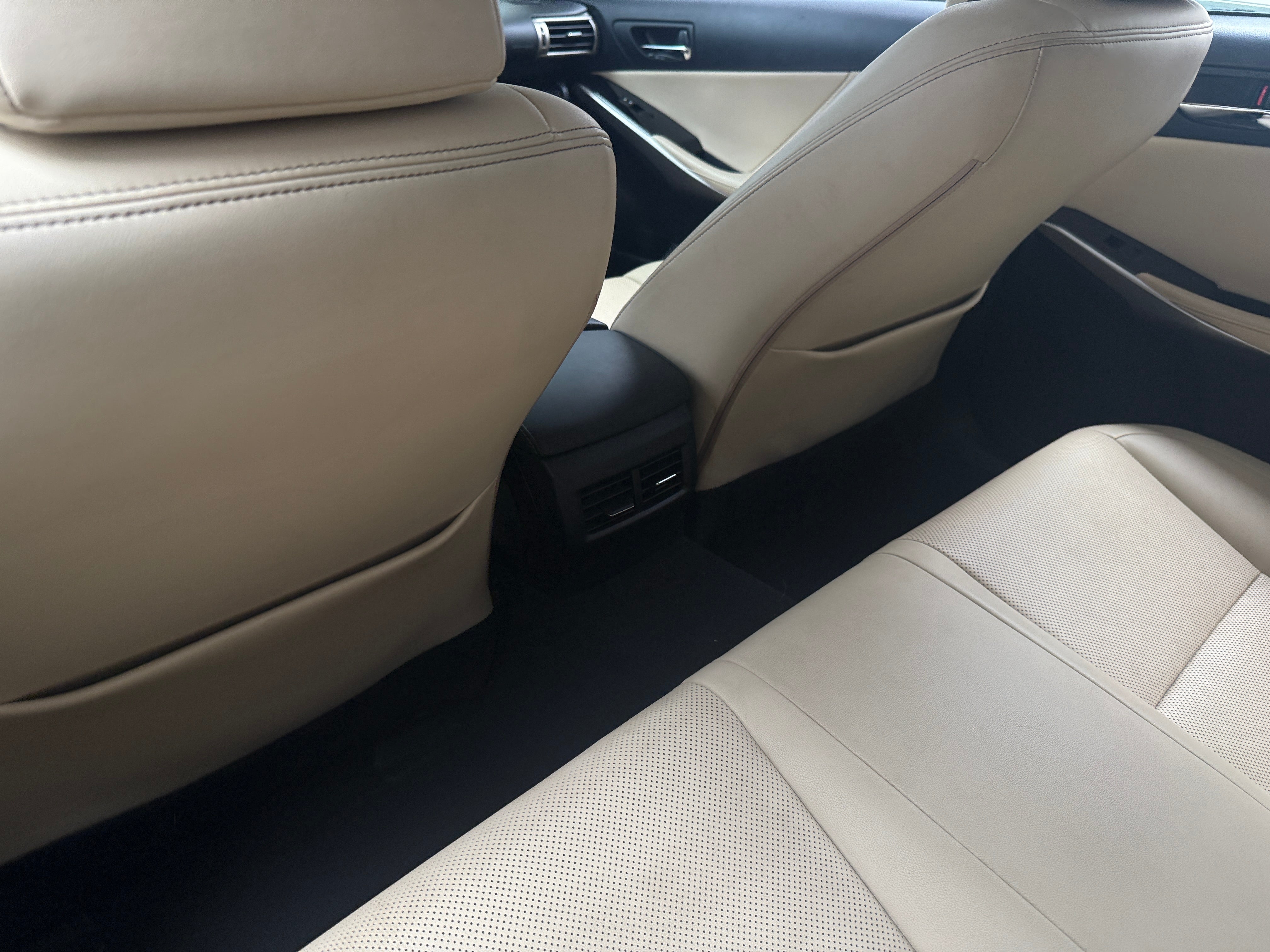 2016 Lexus IS 200t - Photo 4