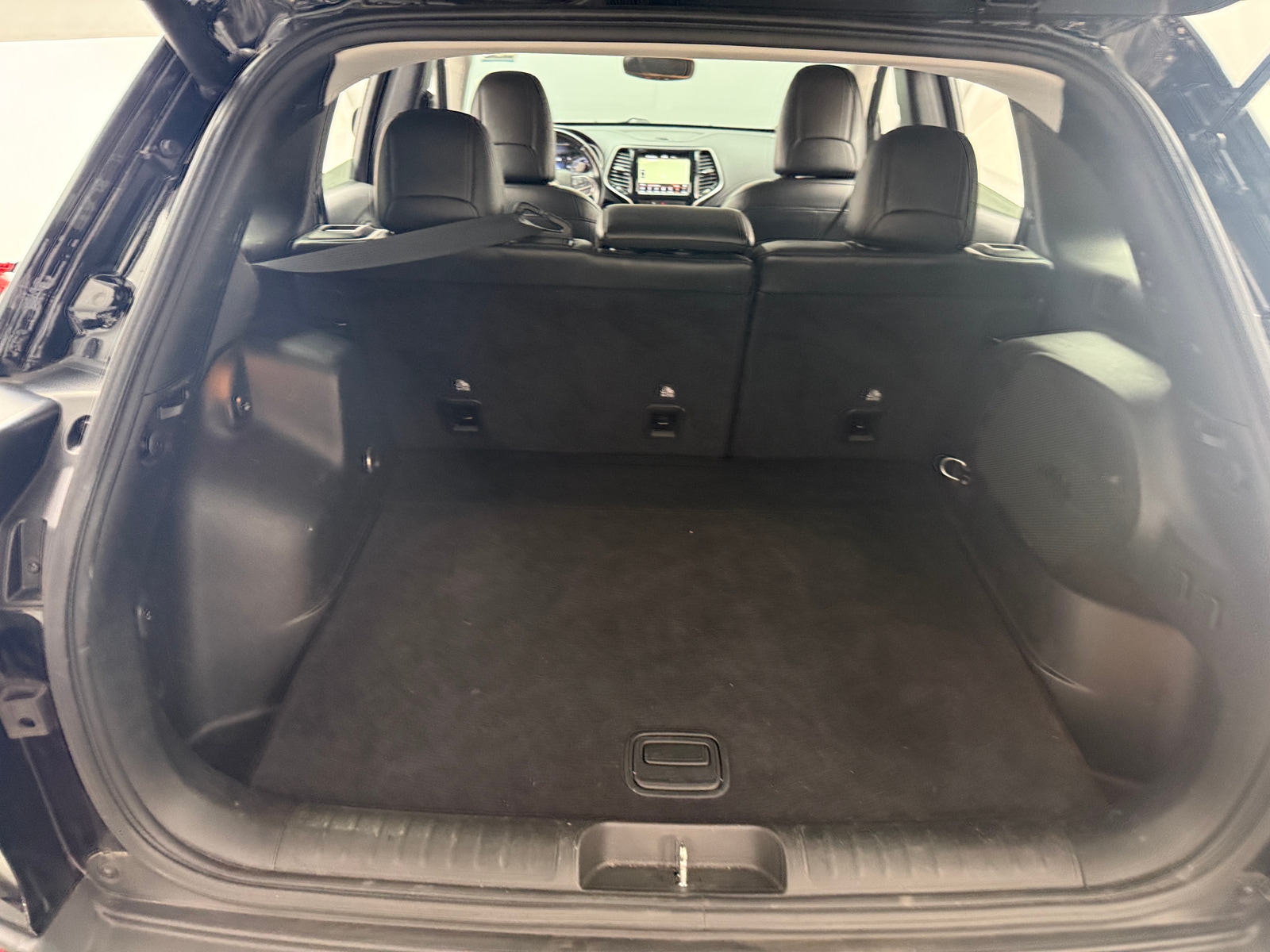 Thumbnail: 2019 Jeep Cherokee - 6