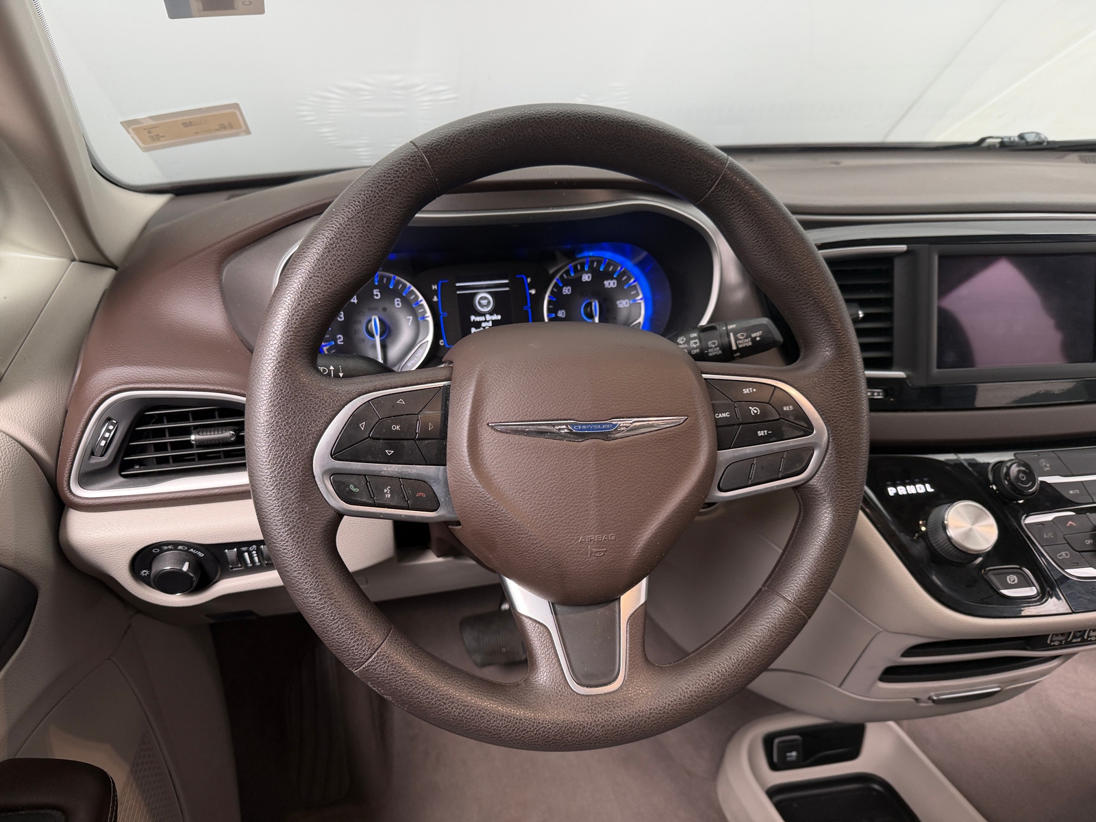 Thumbnail: 2021 Chrysler Voyager - 5