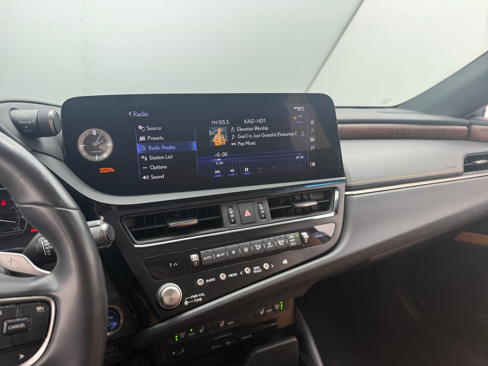 Thumbnail: 2022 Lexus ES - 3