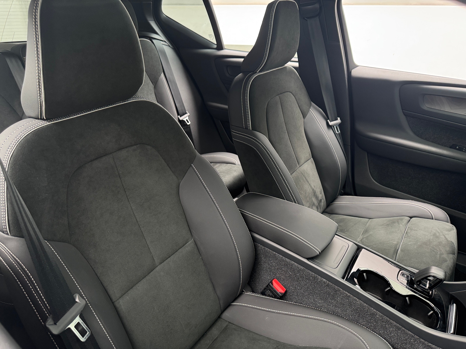 Thumbnail: 2023 Volvo XC40 - 2