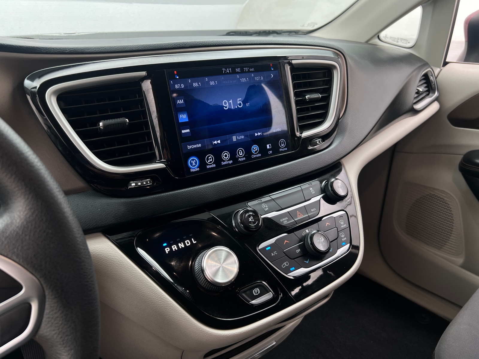 Thumbnail: 2017 Chrysler Pacifica - 4