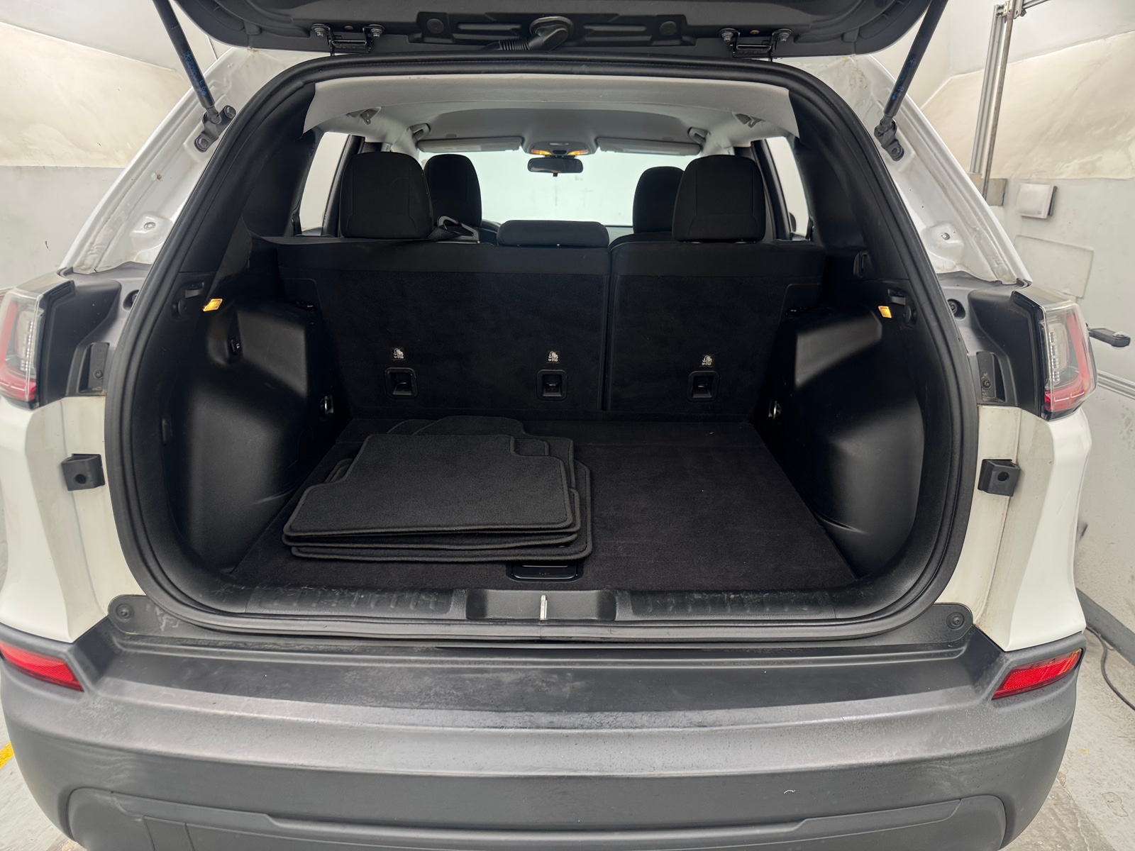 Thumbnail: 2019 Jeep Cherokee - 7