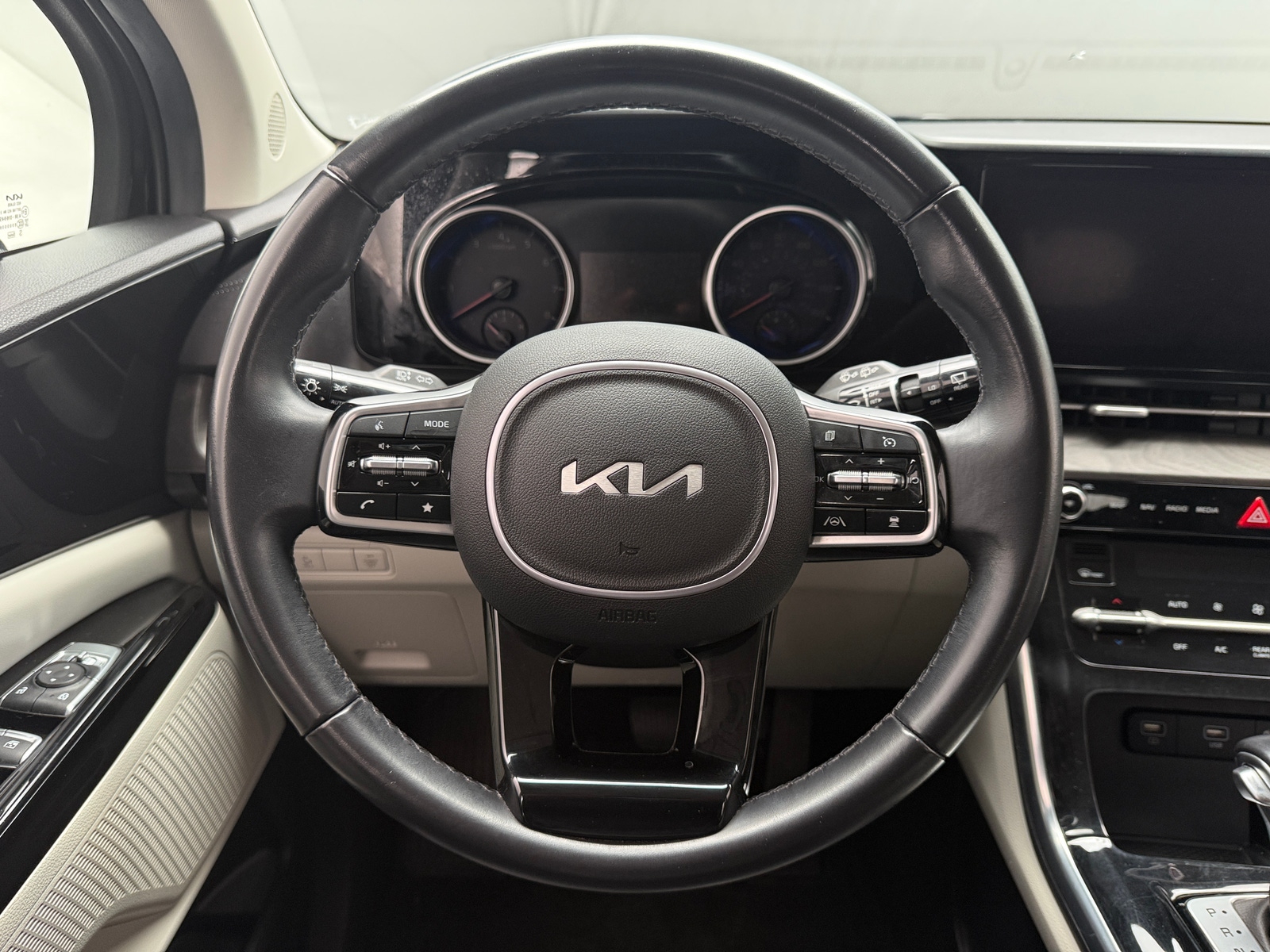 Thumbnail: 2023 Kia Carnival - 4
