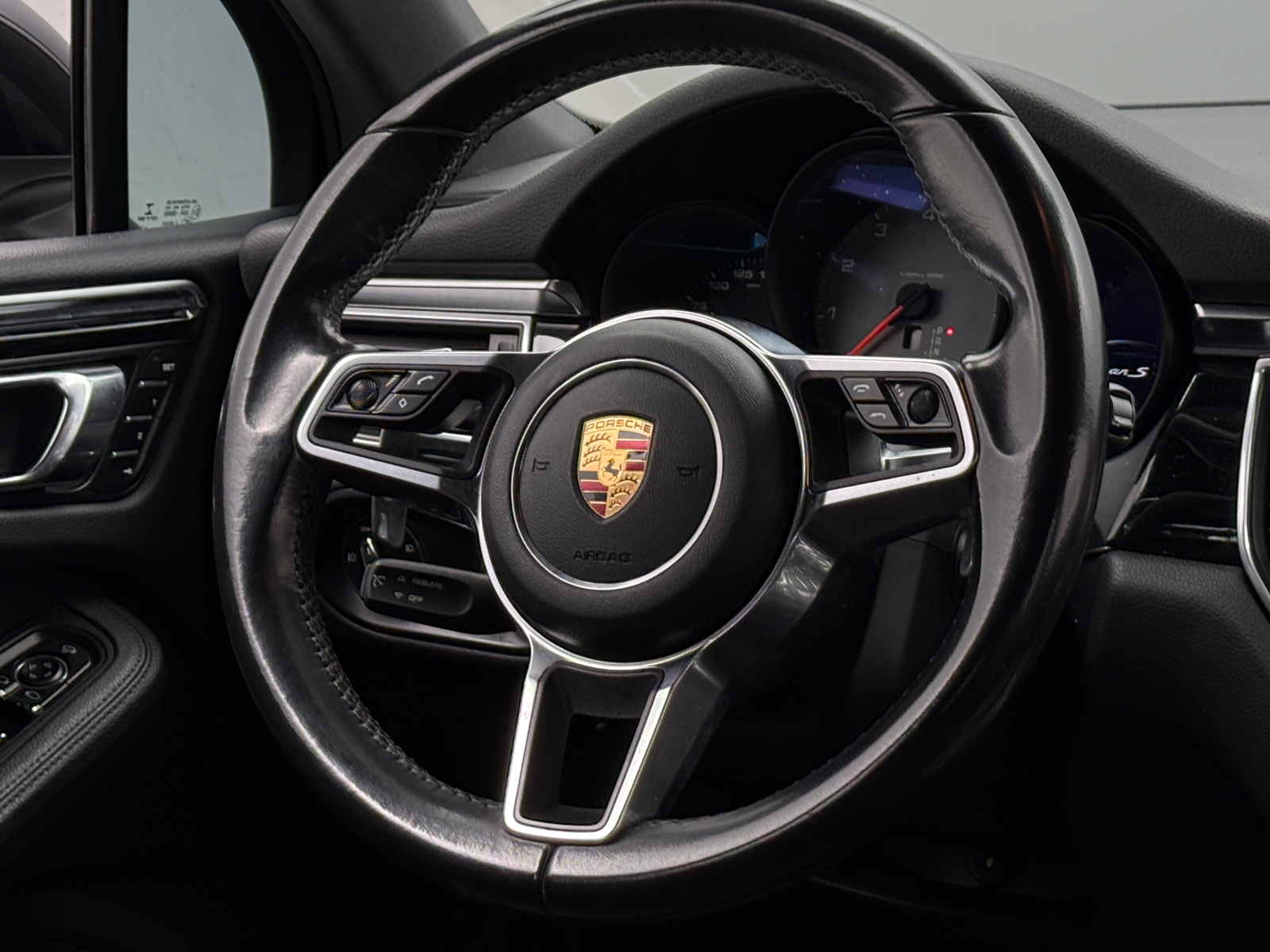 Thumbnail: 2016 Porsche Macan - 5