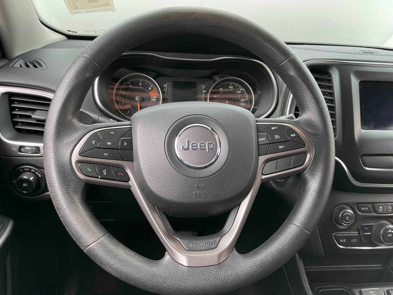 Thumbnail: 2019 Jeep Cherokee - 5