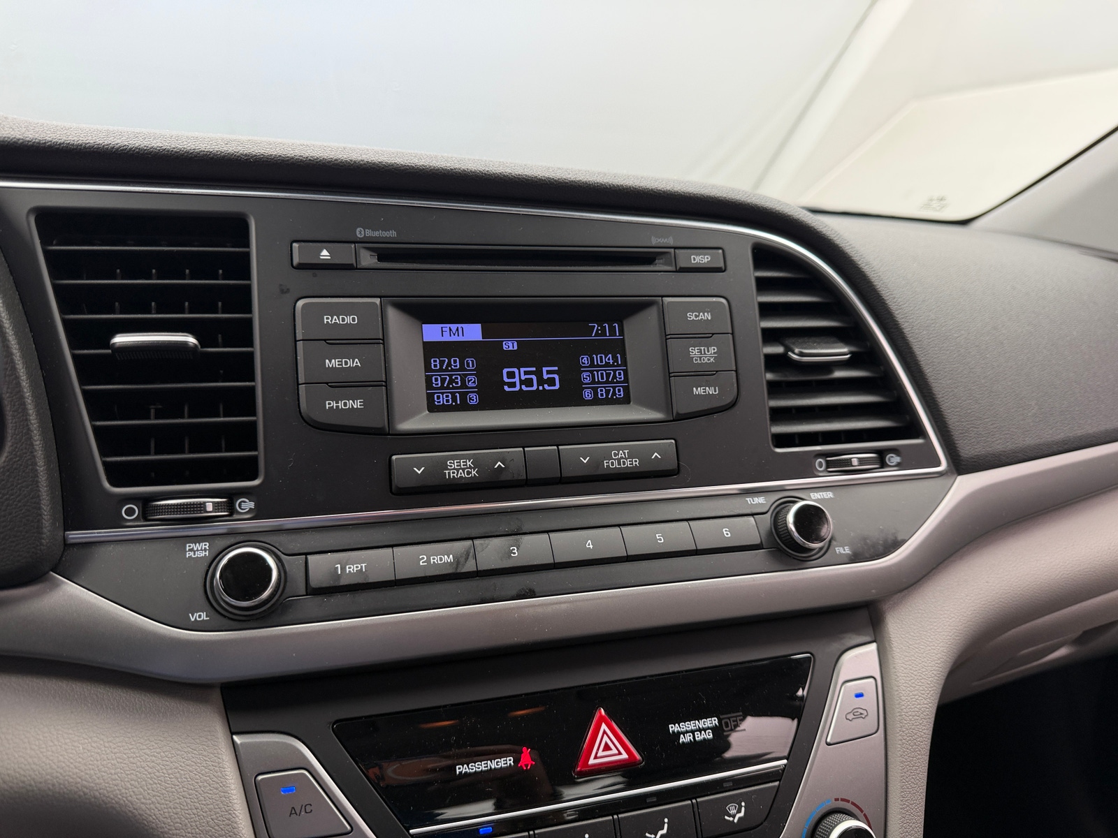 Thumbnail: 2017 Hyundai Elantra - 4