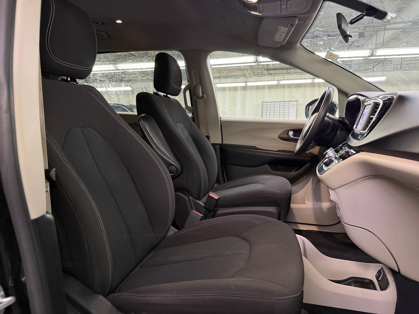Thumbnail: 2022 Chrysler Voyager - 2