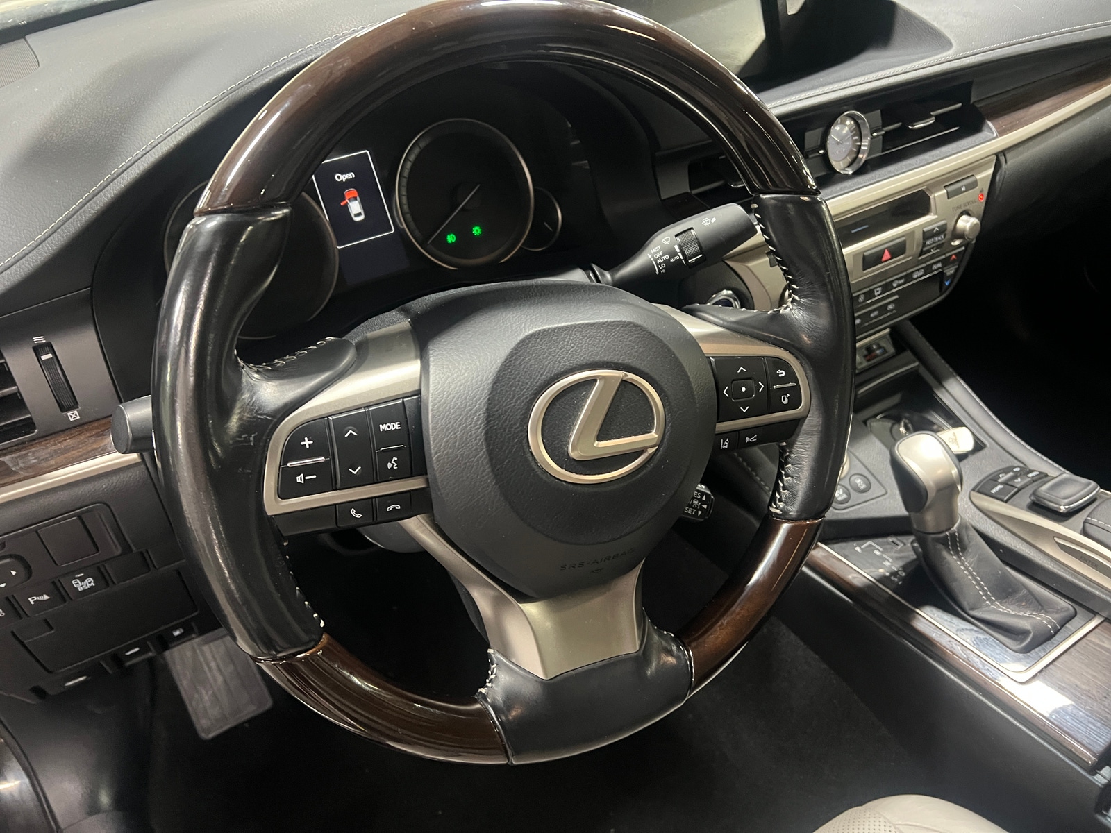 Thumbnail: 2017 Lexus ES - 4