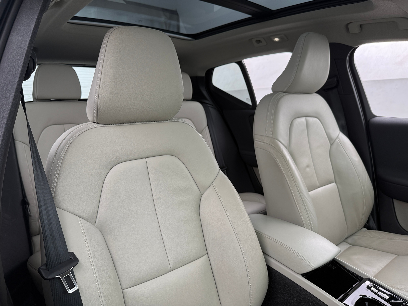 Thumbnail: 2023 Volvo XC40 - 2
