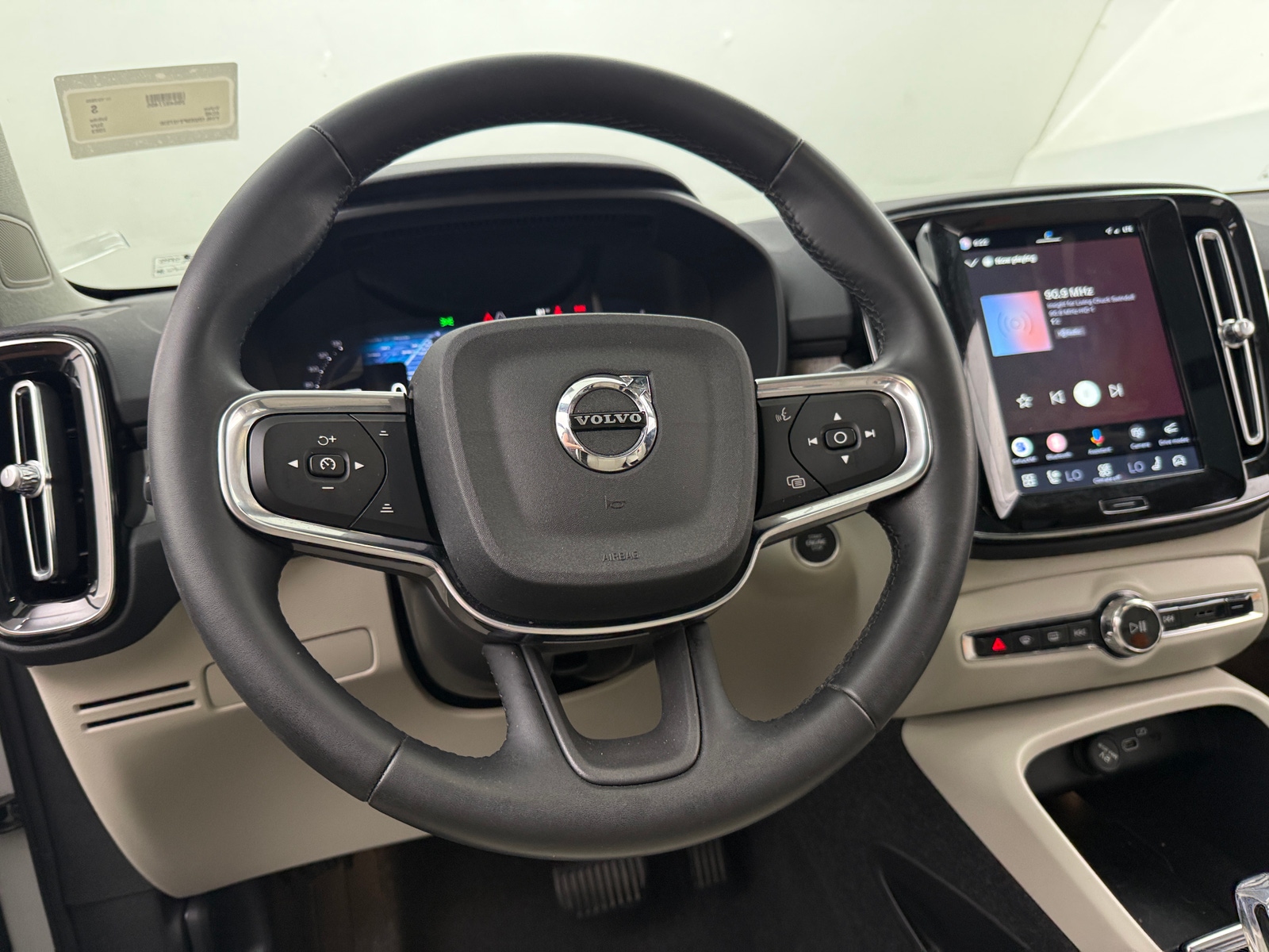 Thumbnail: 2023 Volvo XC40 - 5