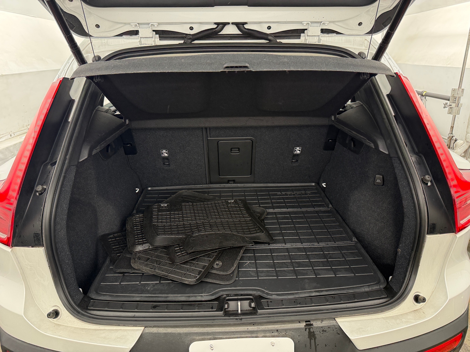 Thumbnail: 2023 Volvo XC40 - 7