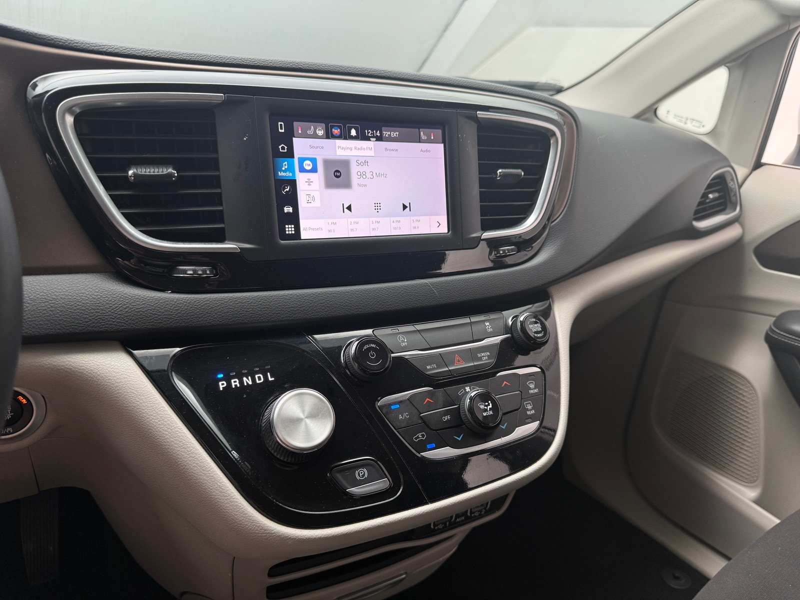 Thumbnail: 2023 Chrysler Voyager - 4