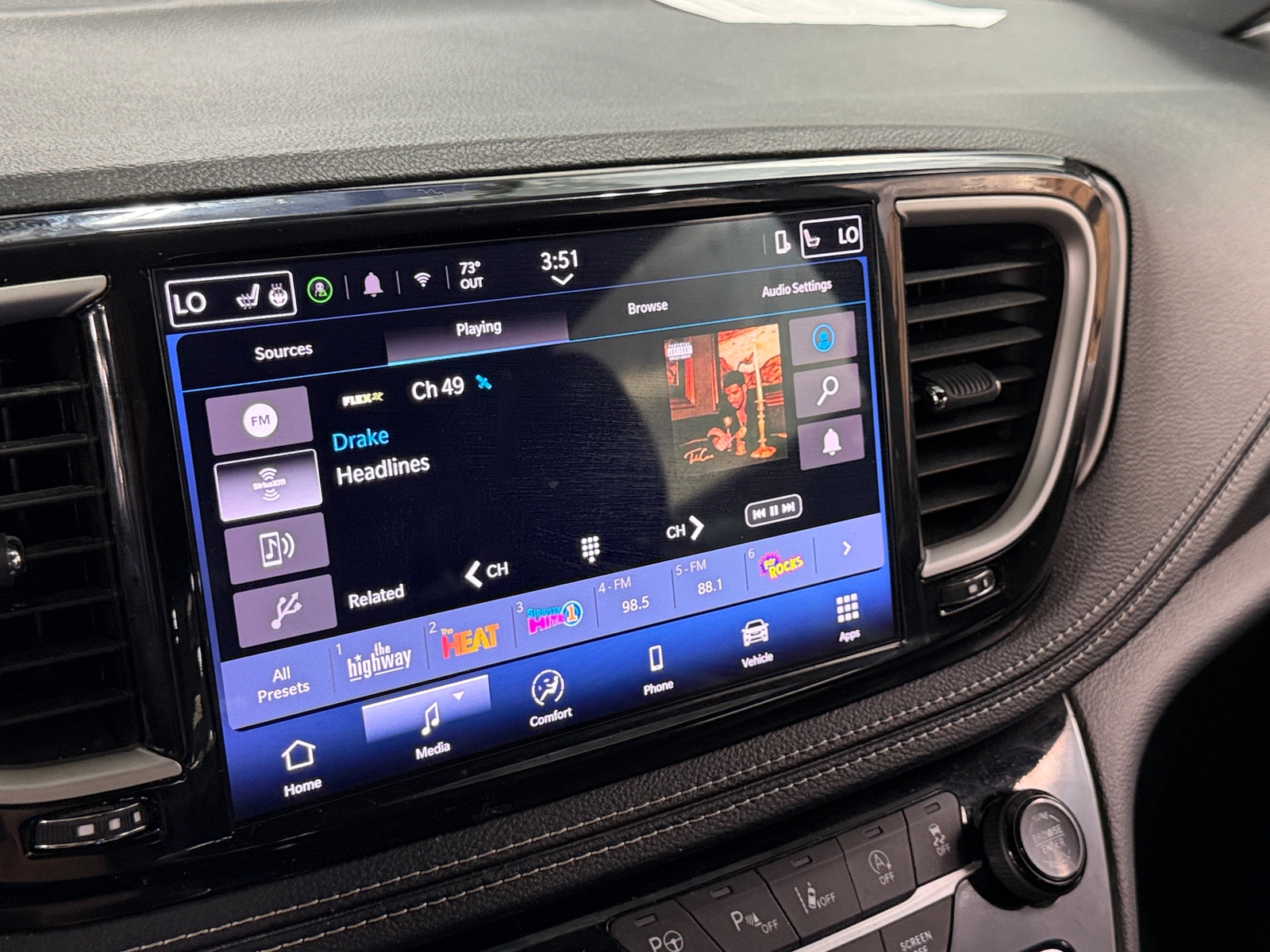 Thumbnail: 2025 Chrysler Pacifica - 3