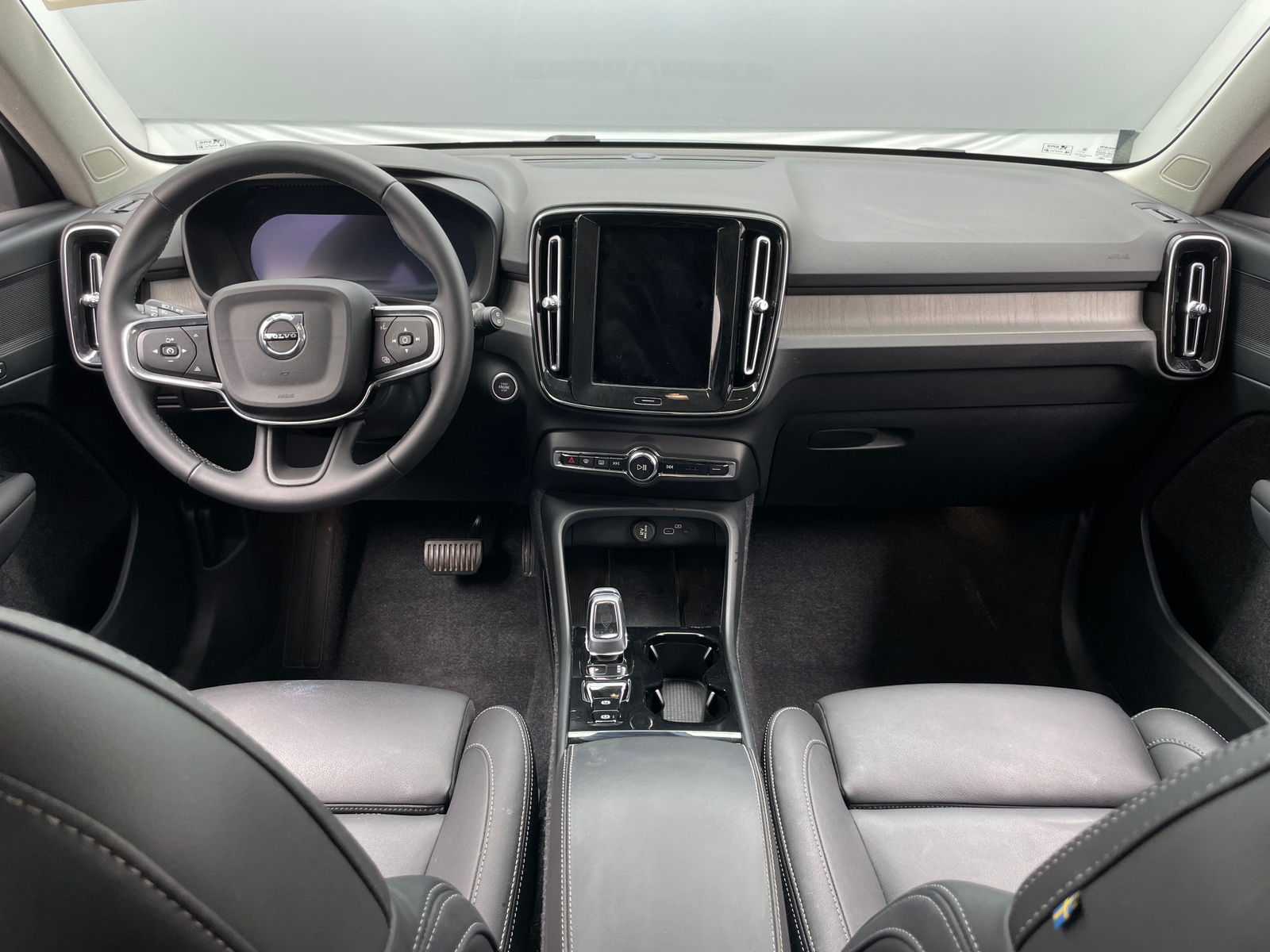 Thumbnail: 2026 Volvo XC40 - 2