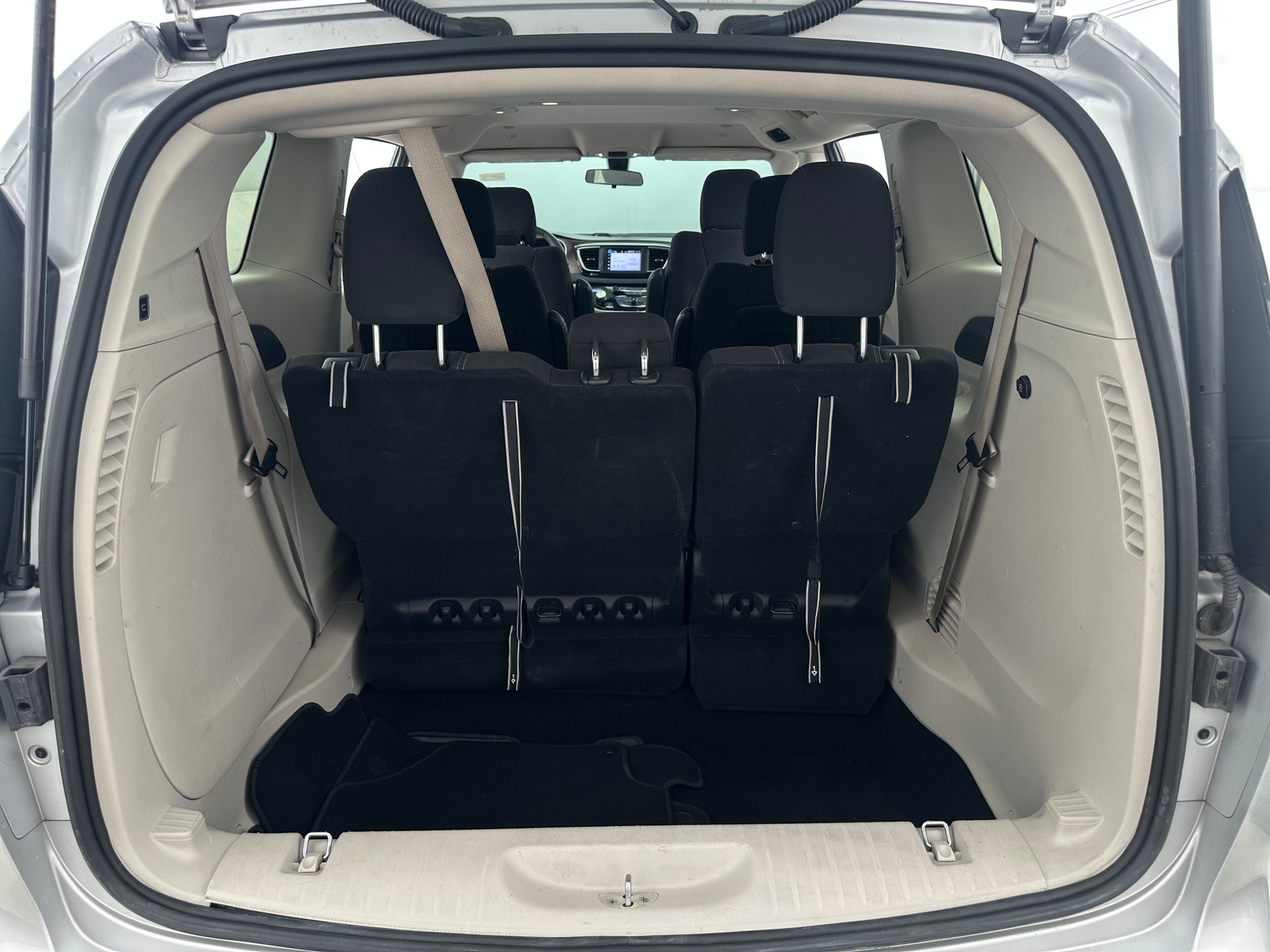 Thumbnail: 2022 Chrysler Voyager - 7