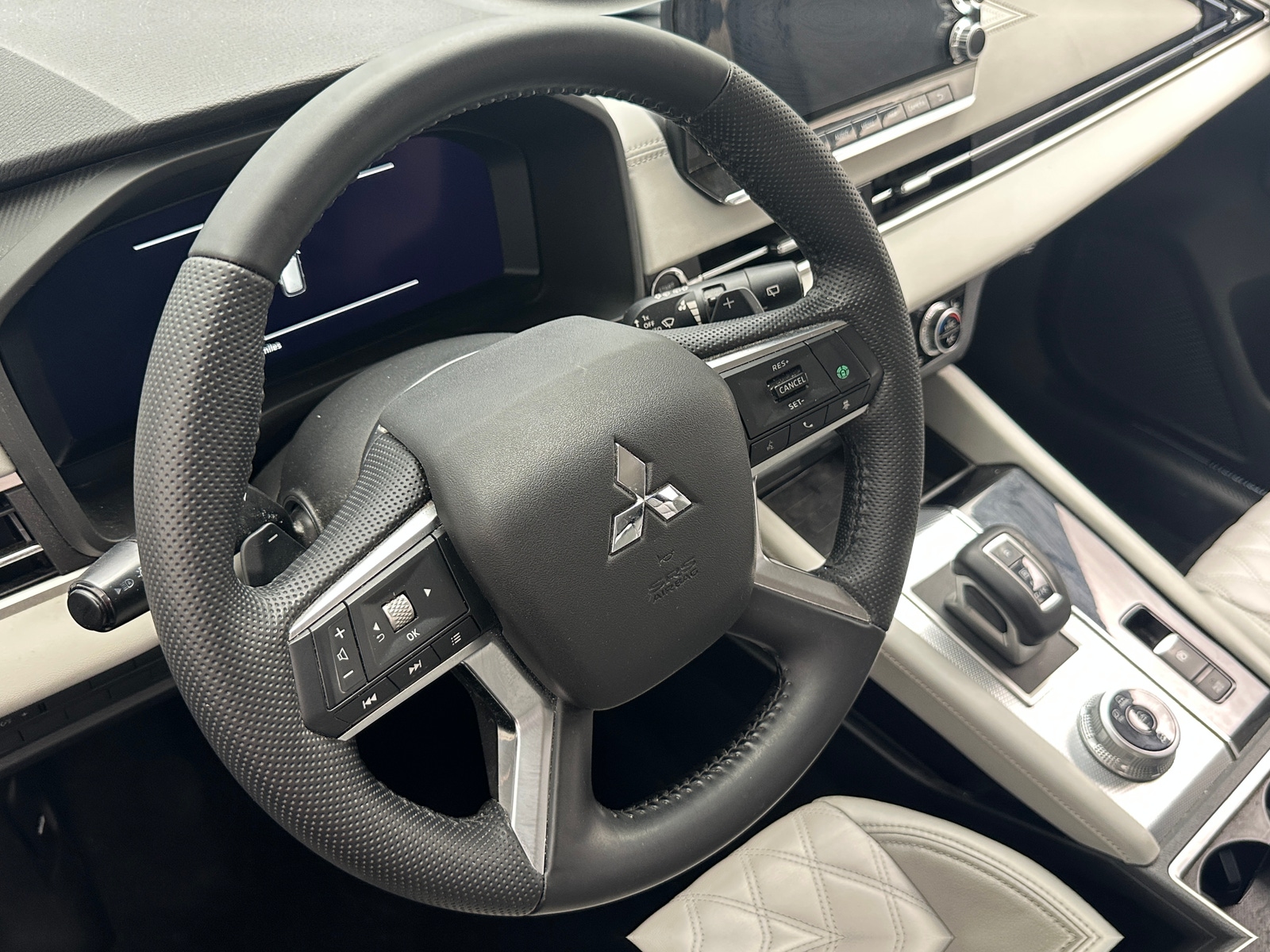 Thumbnail: 2023 Mitsubishi Outlander - 4