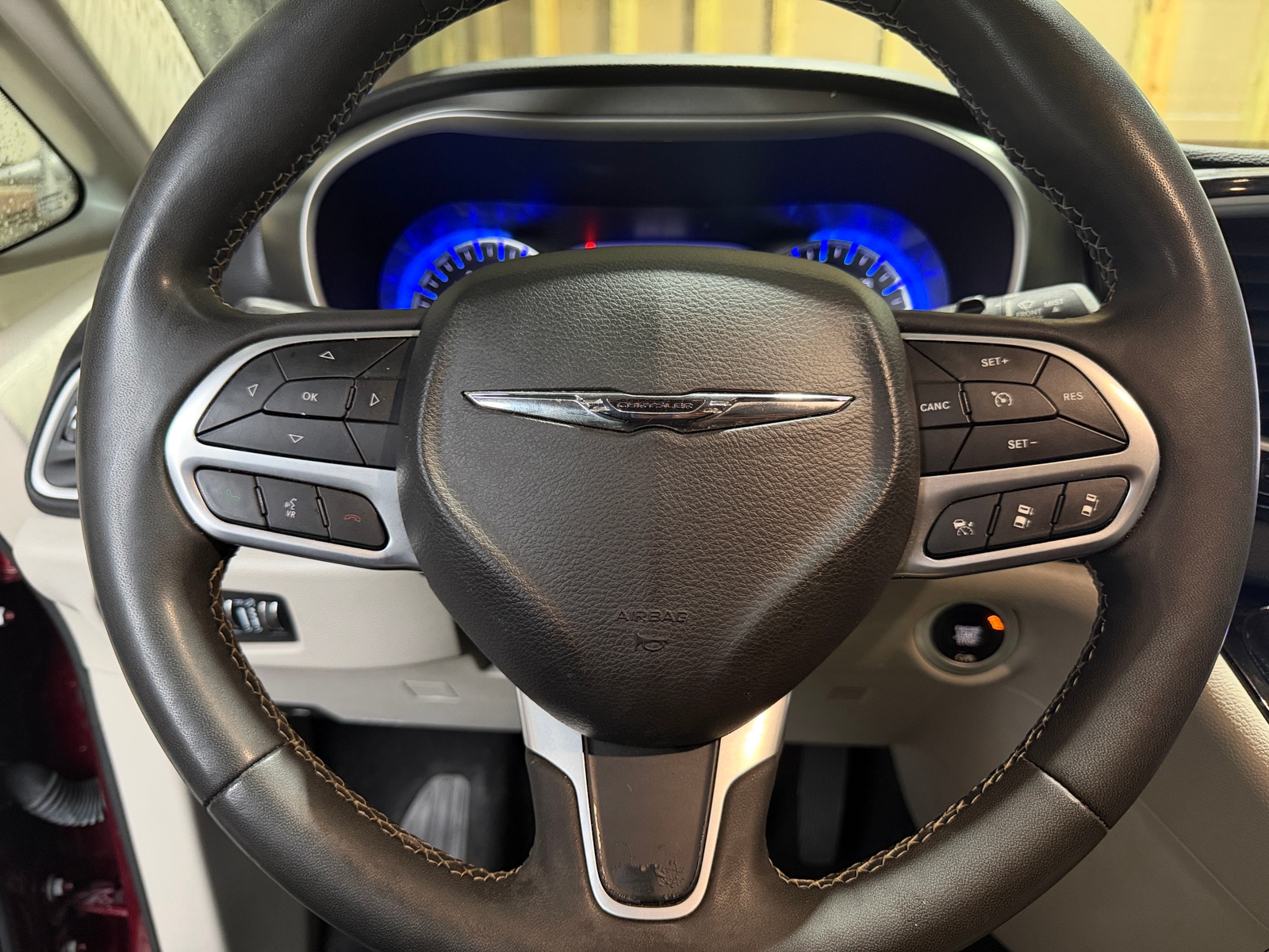 Thumbnail: 2022 Chrysler Pacifica - 4