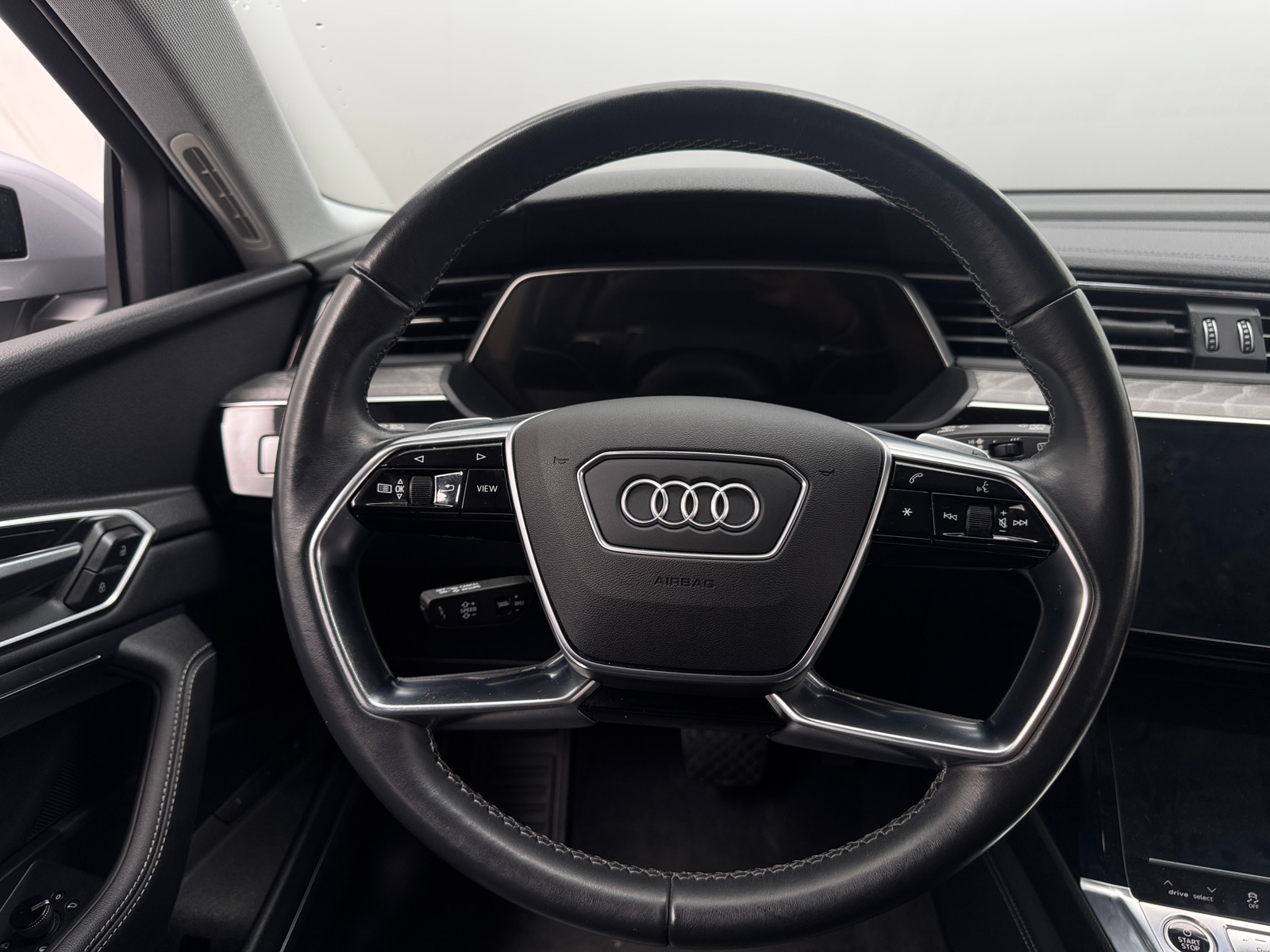 Thumbnail: 2022 Audi e-tron - 4