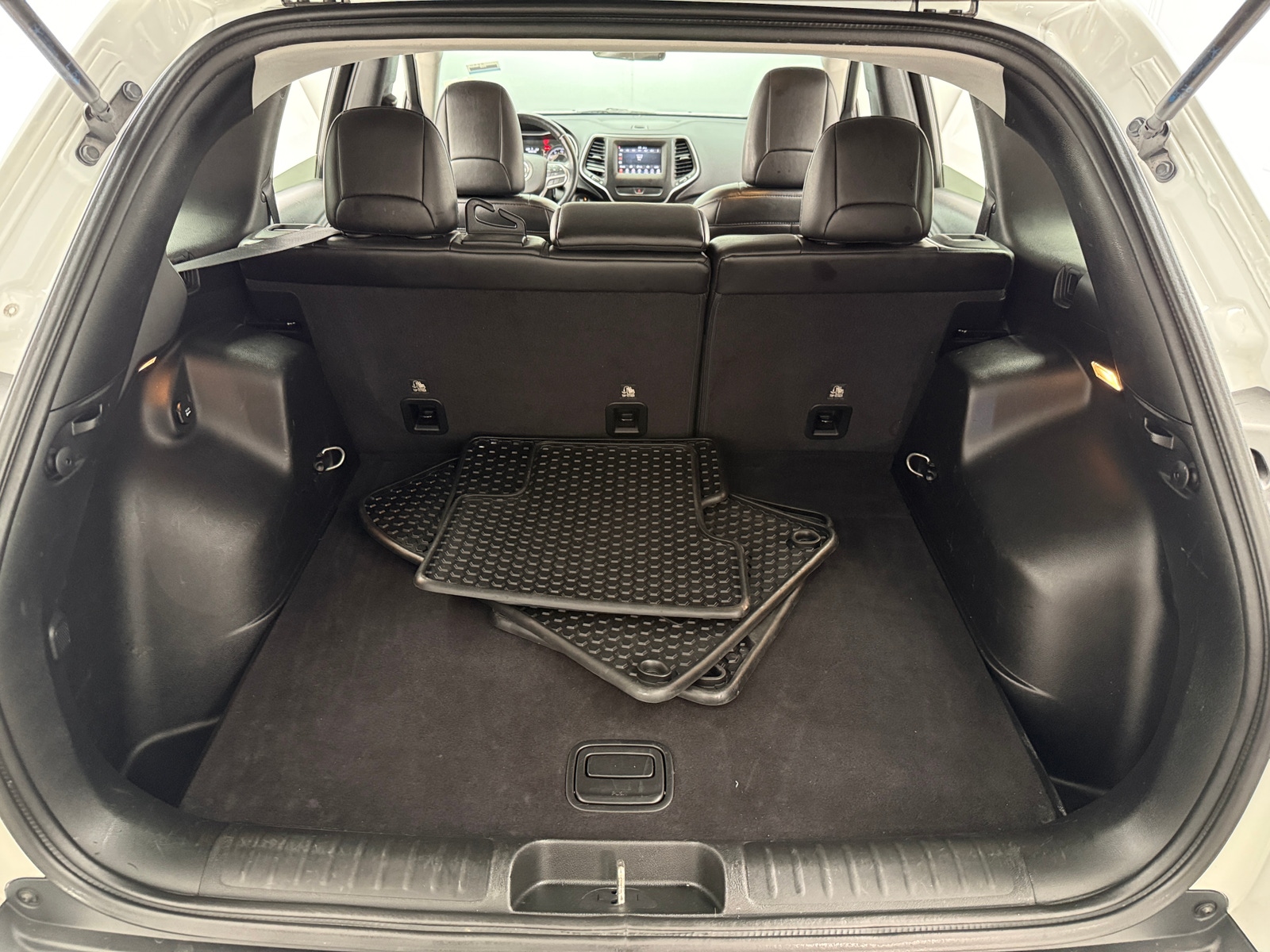 Thumbnail: 2019 Jeep Cherokee - 7