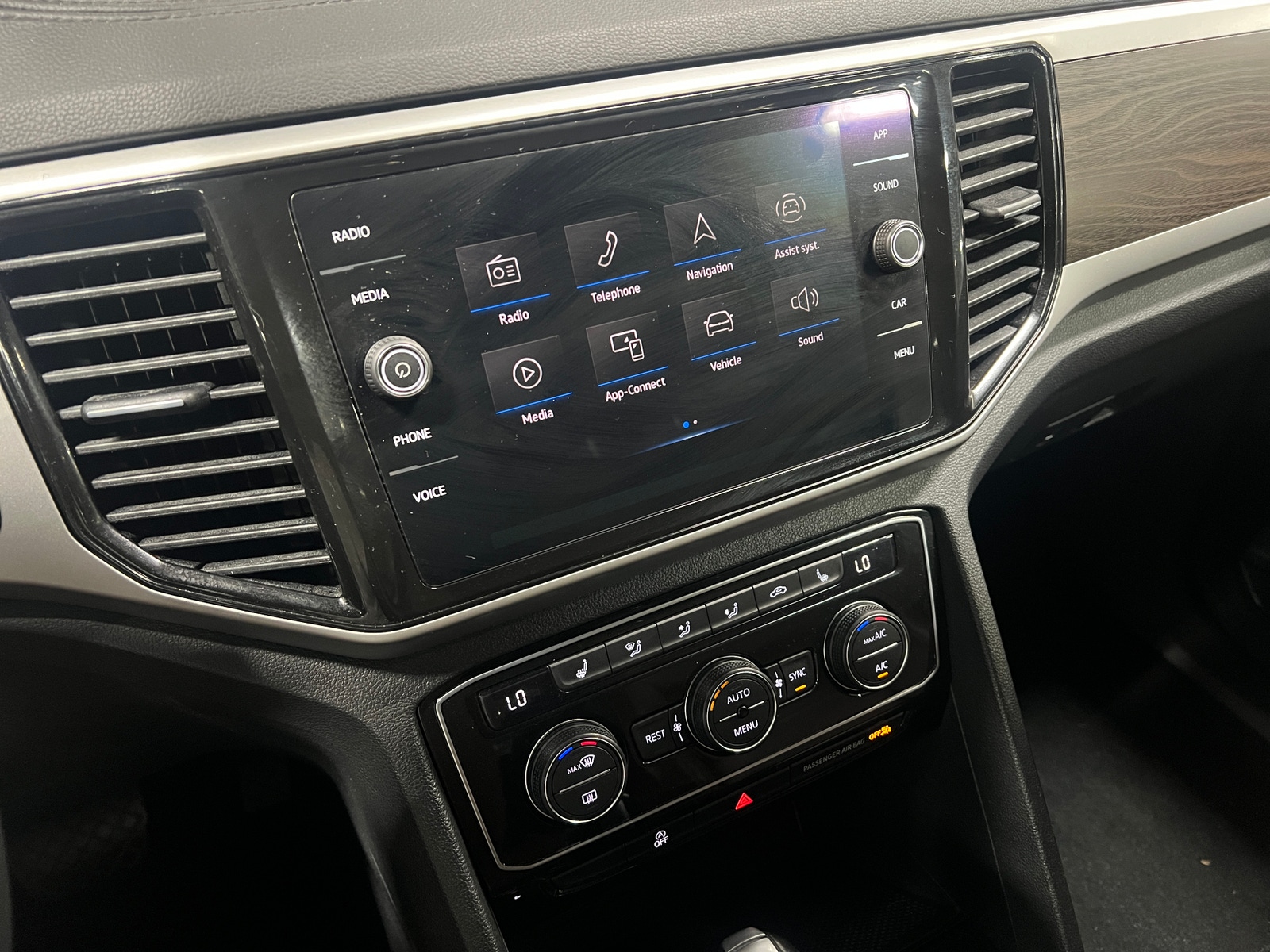 Thumbnail: 2022 Volkswagen Atlas - 3