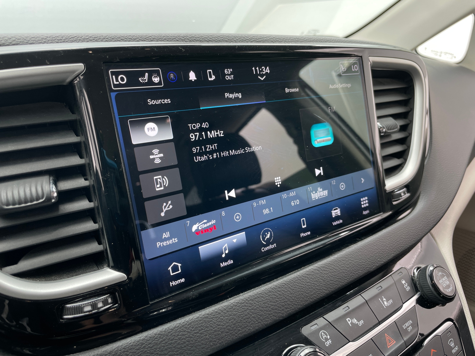 Thumbnail: 2024 Chrysler Pacifica - 3