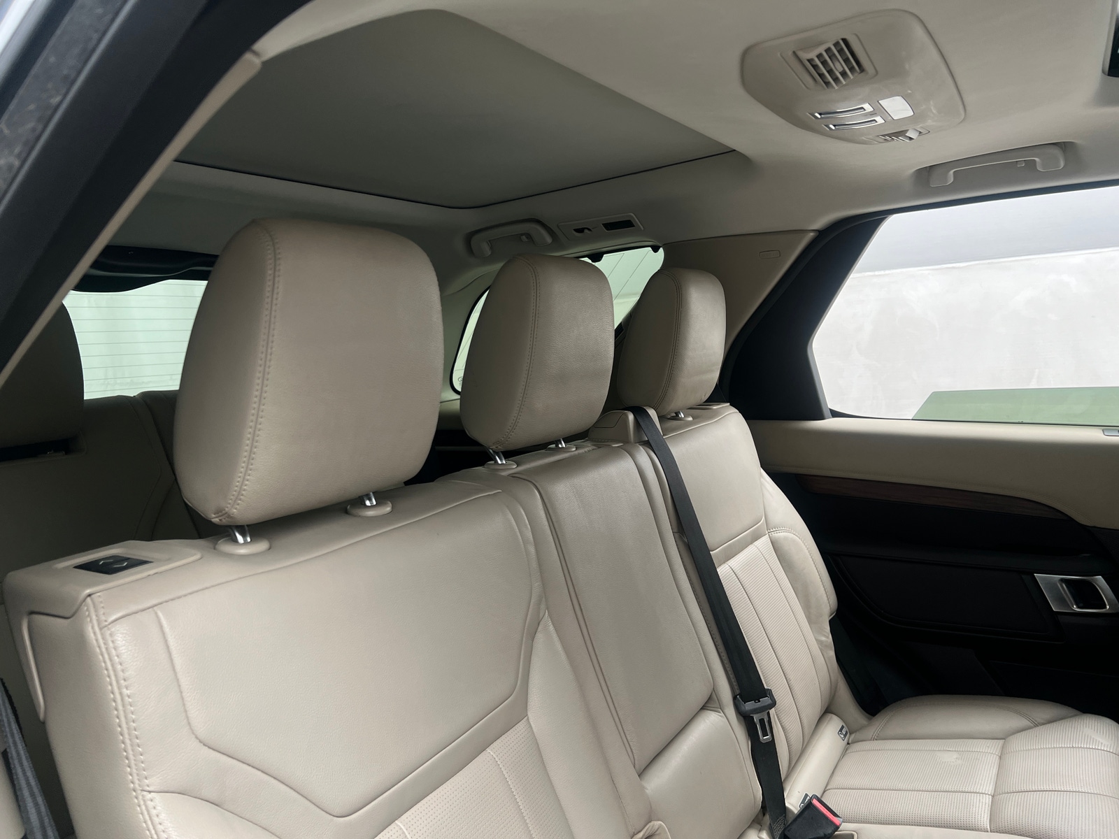 Thumbnail: 2018 Land Rover Discovery - 5