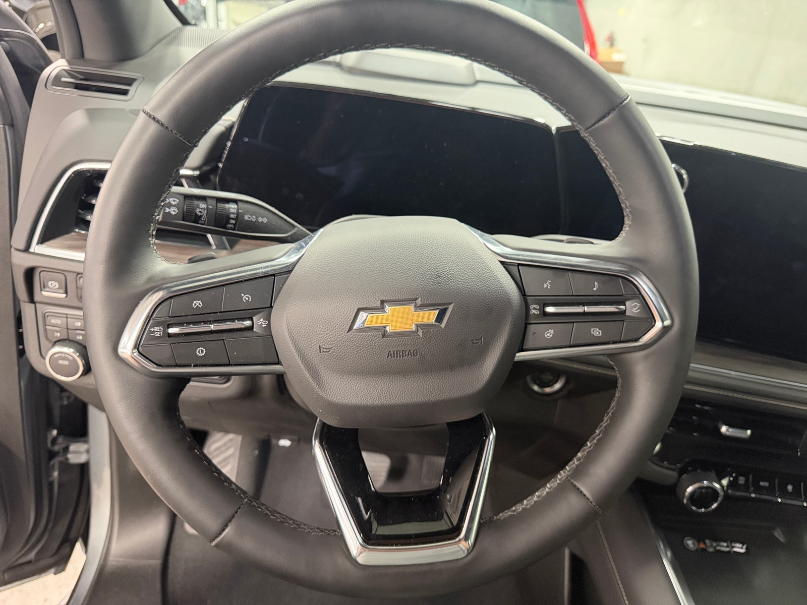 Thumbnail: 2025 Chevrolet Suburban - 4